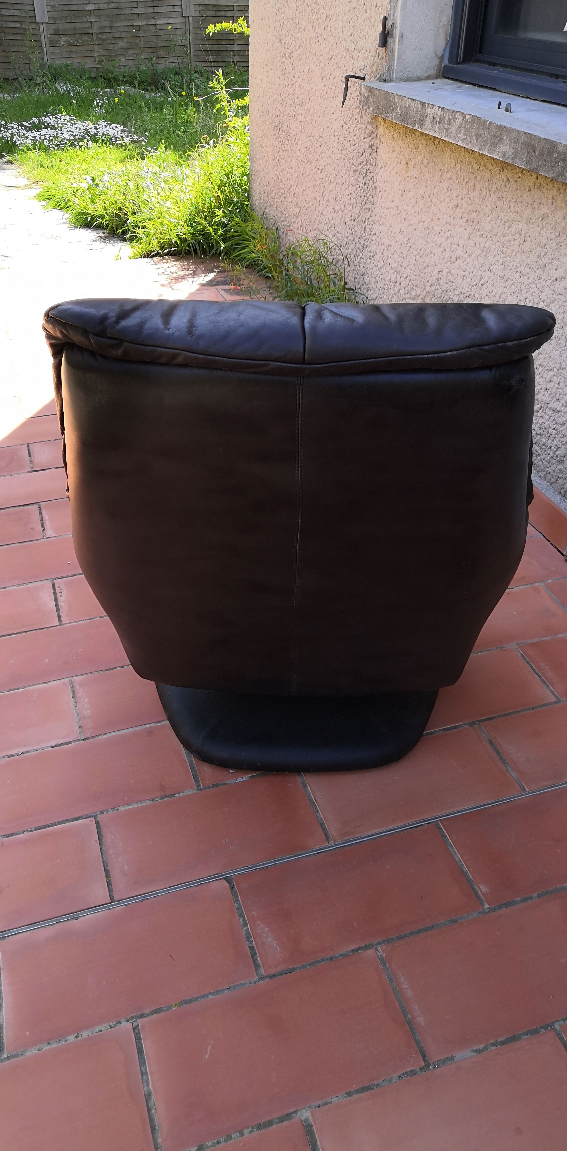 Fauteuil cuir scandinave pivotant pied central 1970 vintage