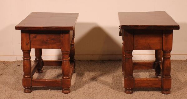 Paire de tables de chevet espagnoles en noyer