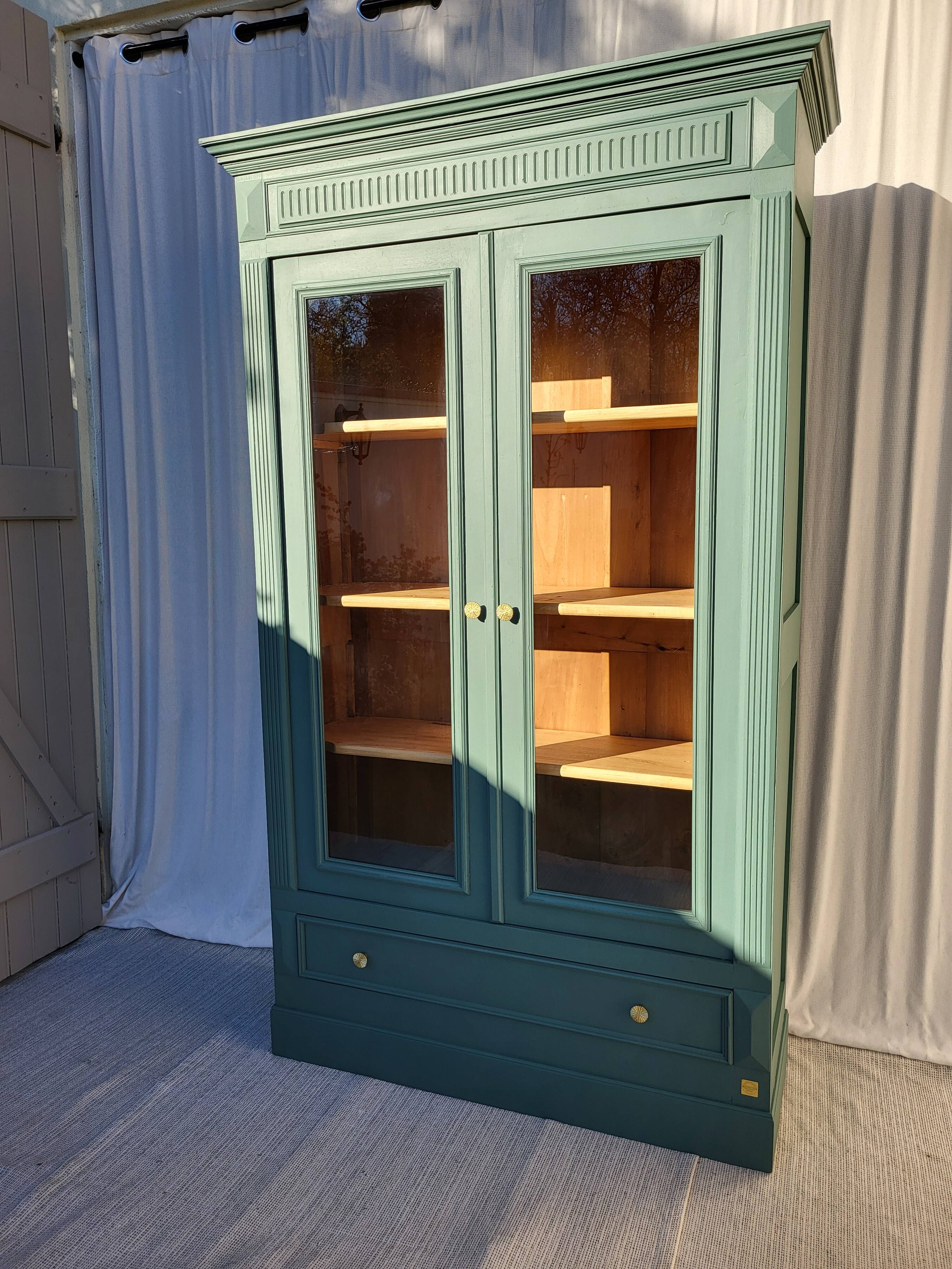 2 glass door dresser