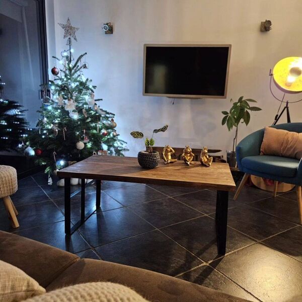 Table basse artisanale en bois exotique & acier plié - indus