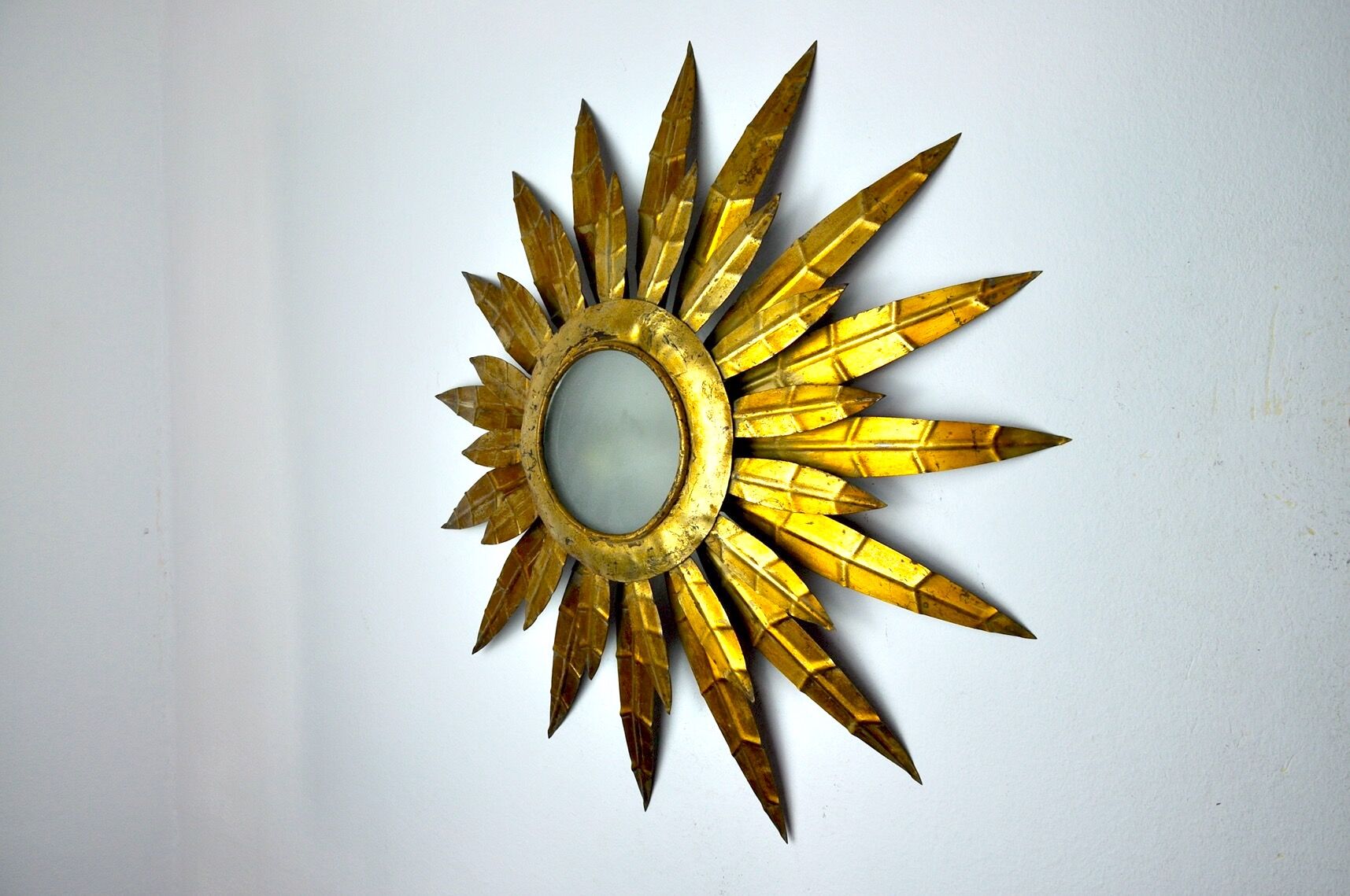 Applique florale soleil brutaliste, métal doré, Italie, 1970