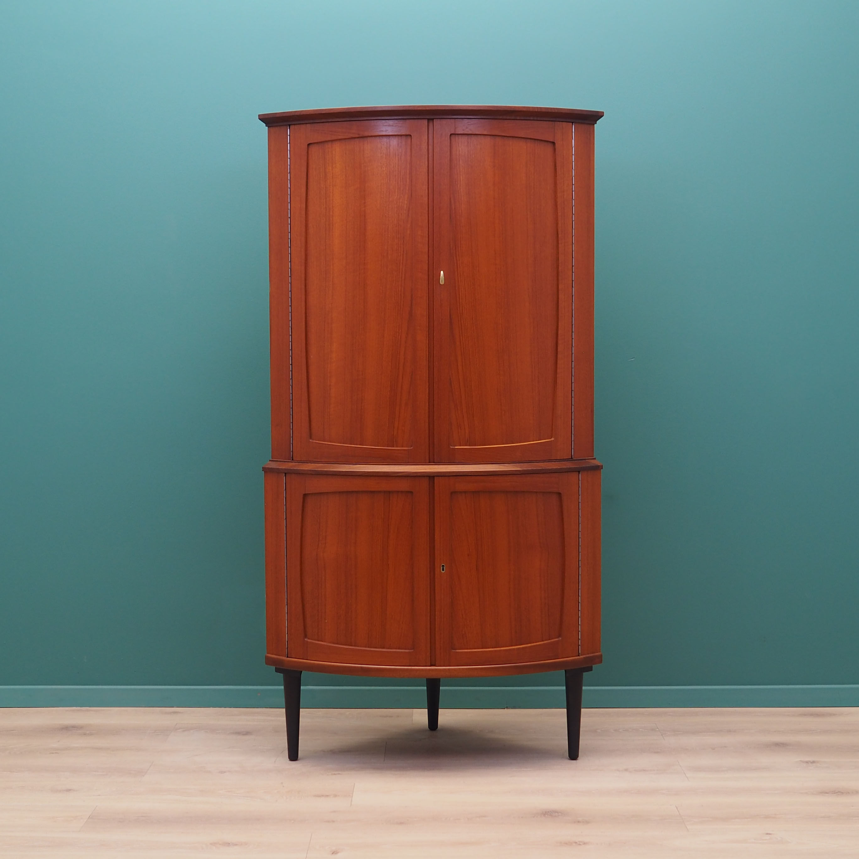 Armoire d’angle en acajou, années 1970, conception danoise, production: danemark
