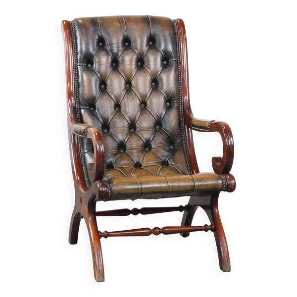Fauteuil Chesterfield anglais en cuir vert vintage combiné avec du bois — Beyit