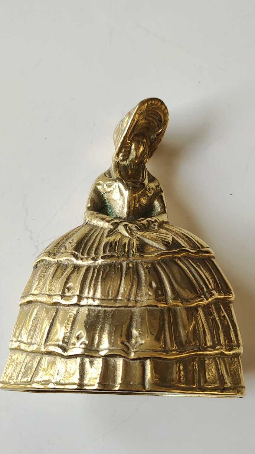 Ancienne cloche de table/ou Décoration en bronze à patine Dorée. Femme victorienne en robe crinoline