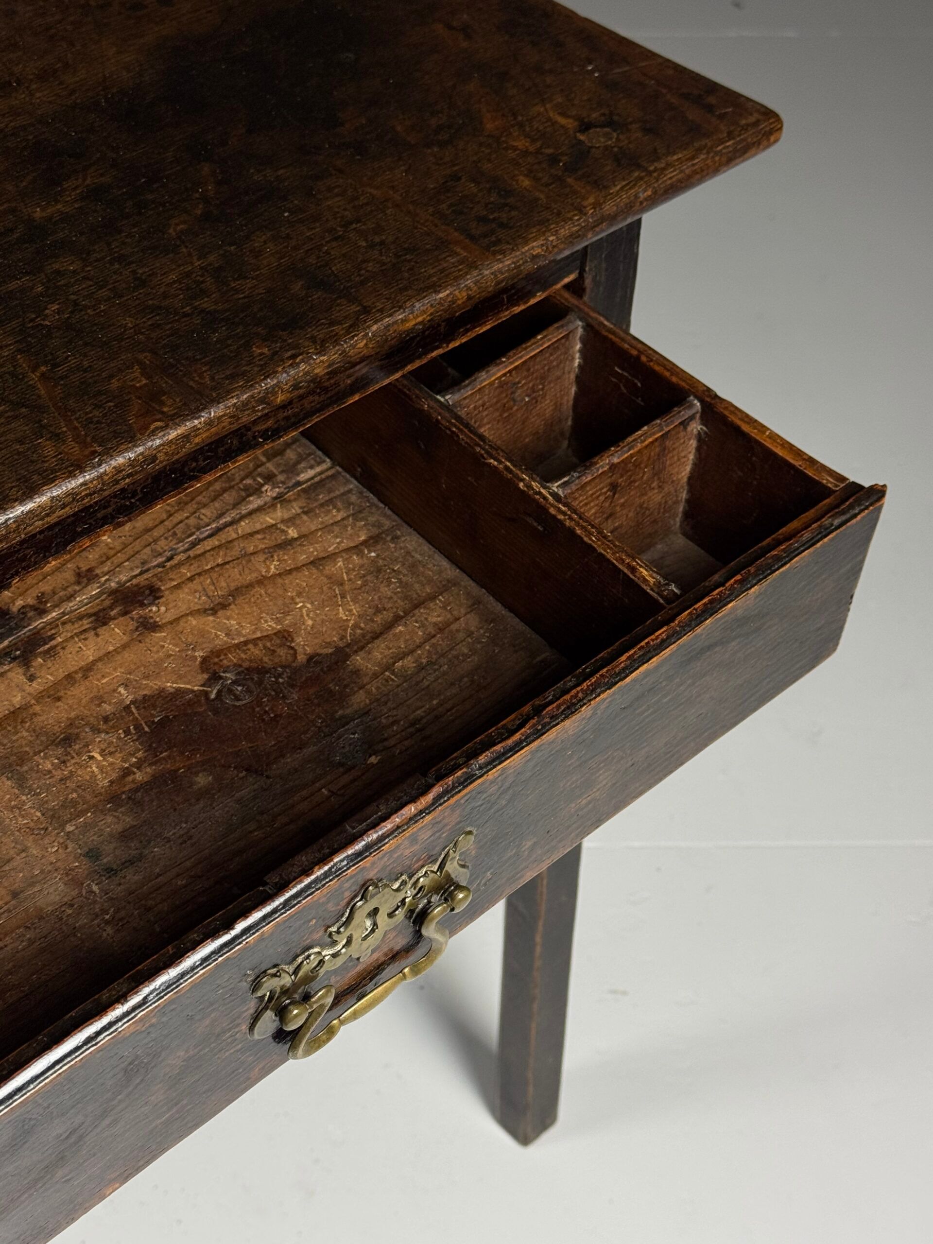 Table anglaise du XVIIe siècle
