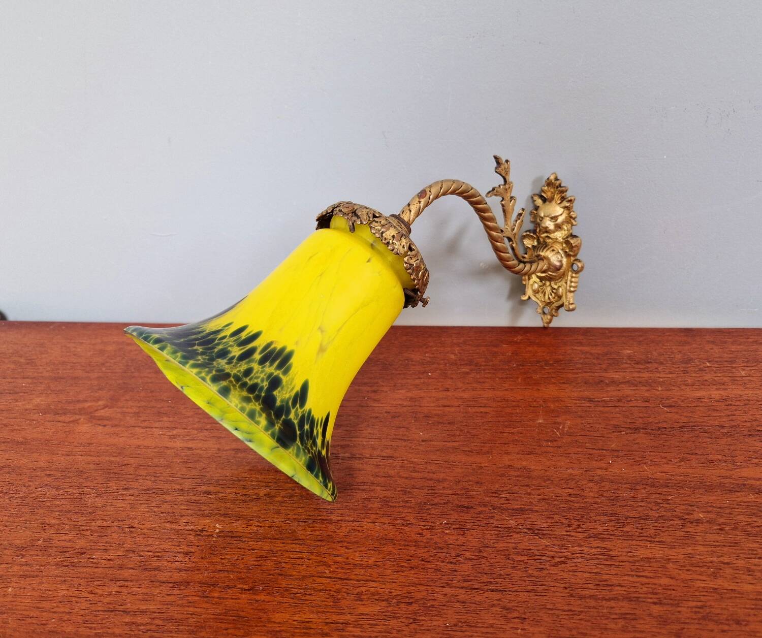 Wall sconce in gilded bronze and yellow/blue speckled glass