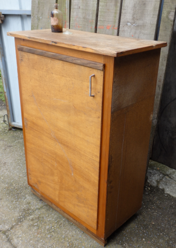 Armoire ancienne de chimiste
