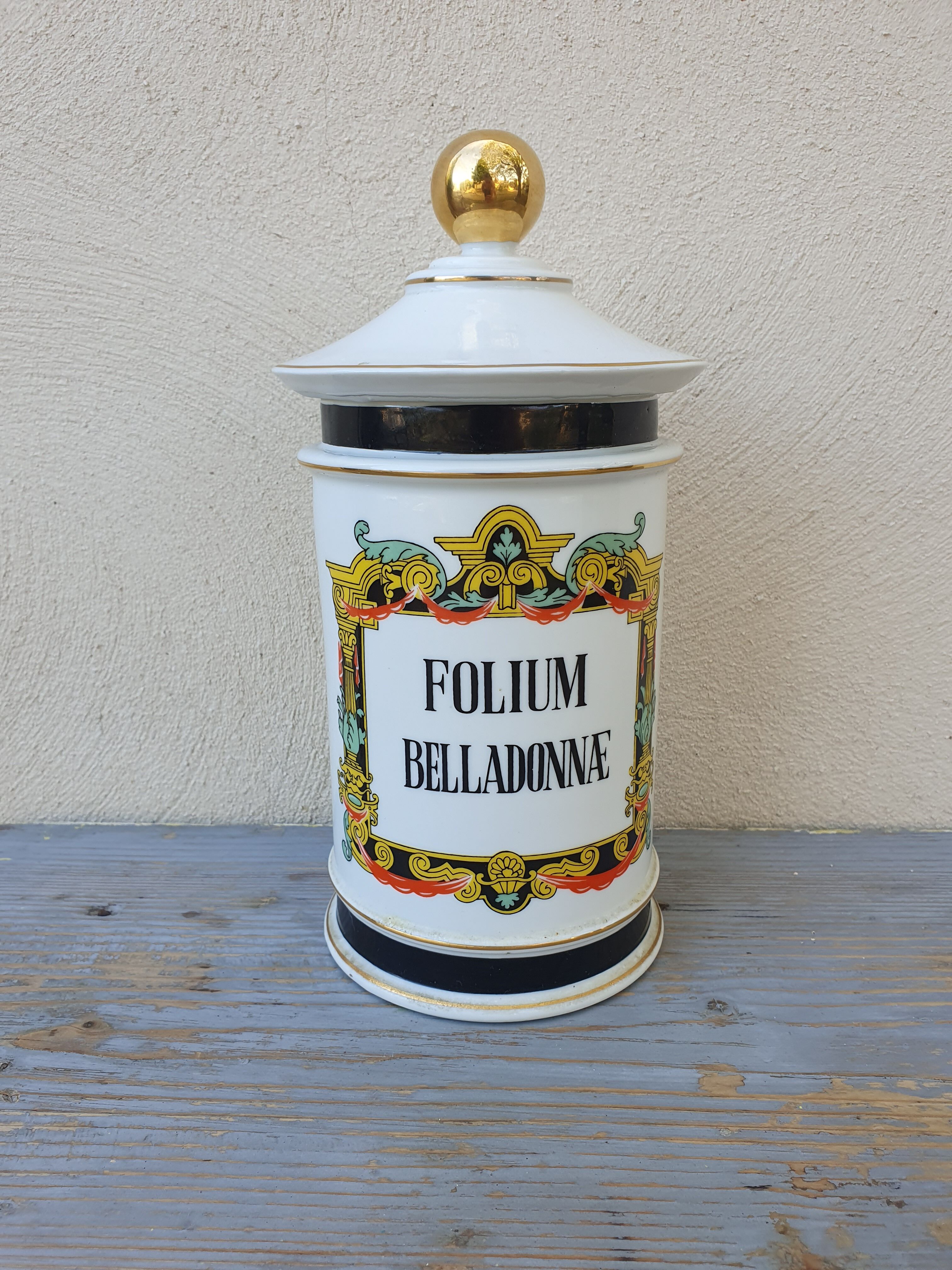 Important pharmacy jar Folium Belladonnae