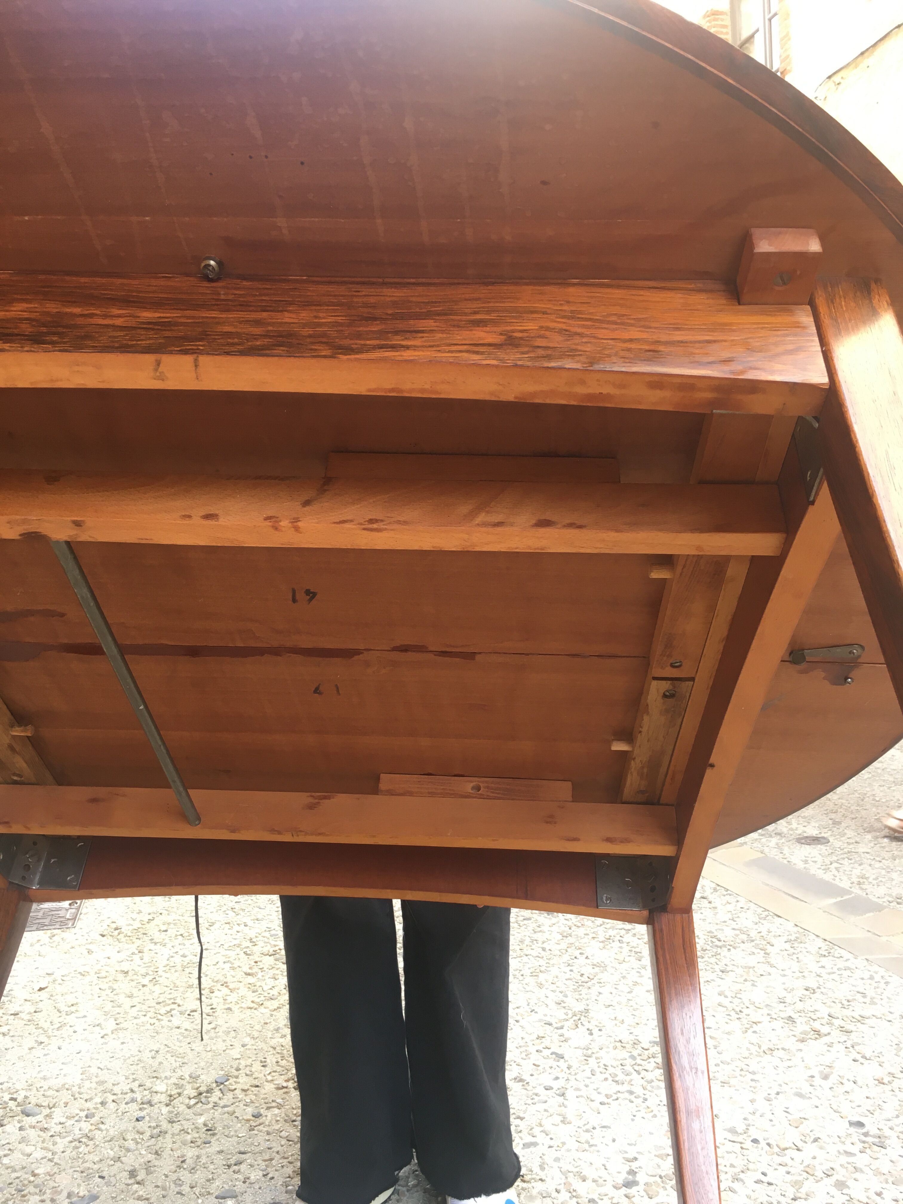 Expandable roundtable