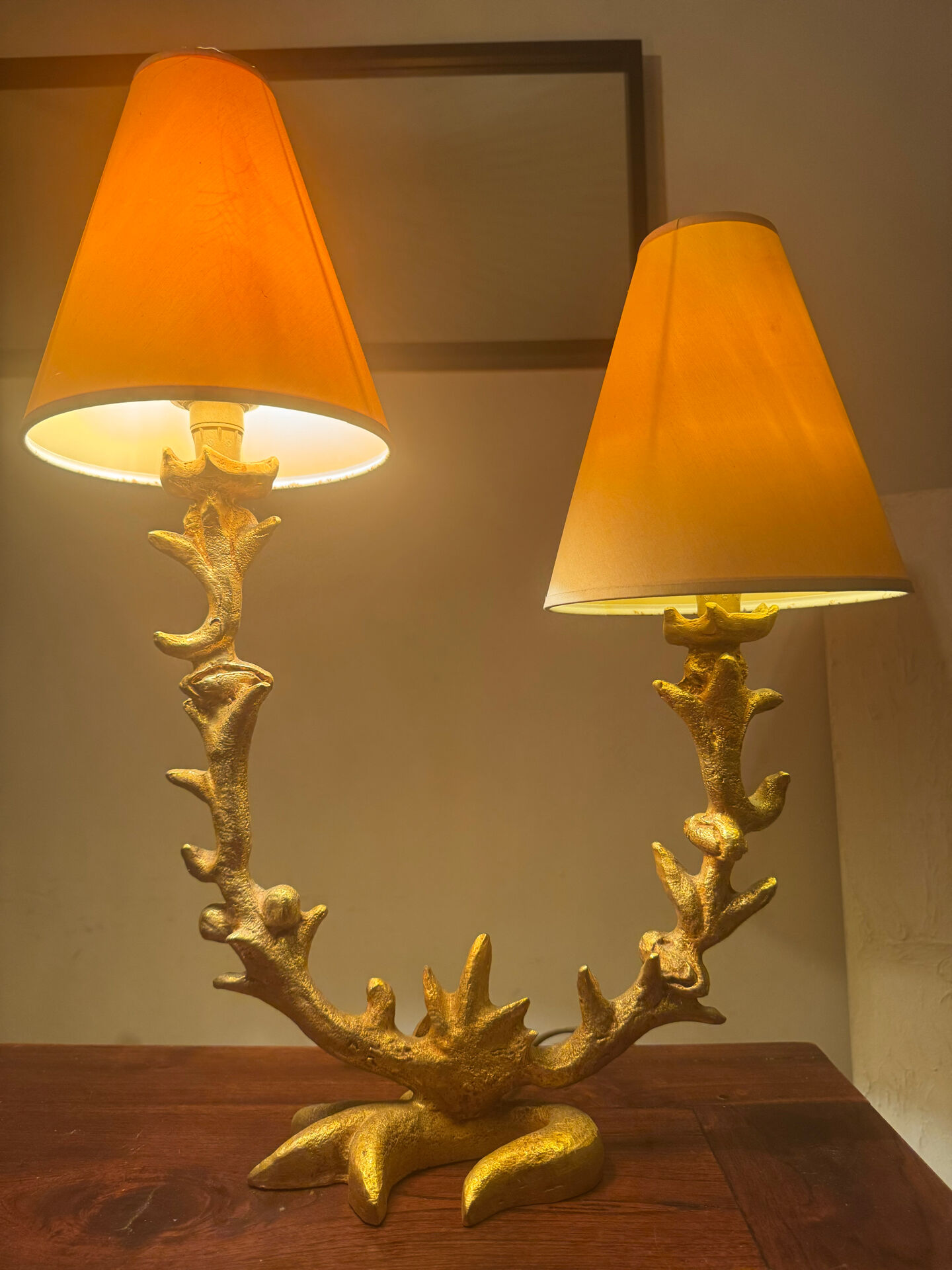 Lampe de table à deux bras en bronze doré par Georges Mathias for Fond