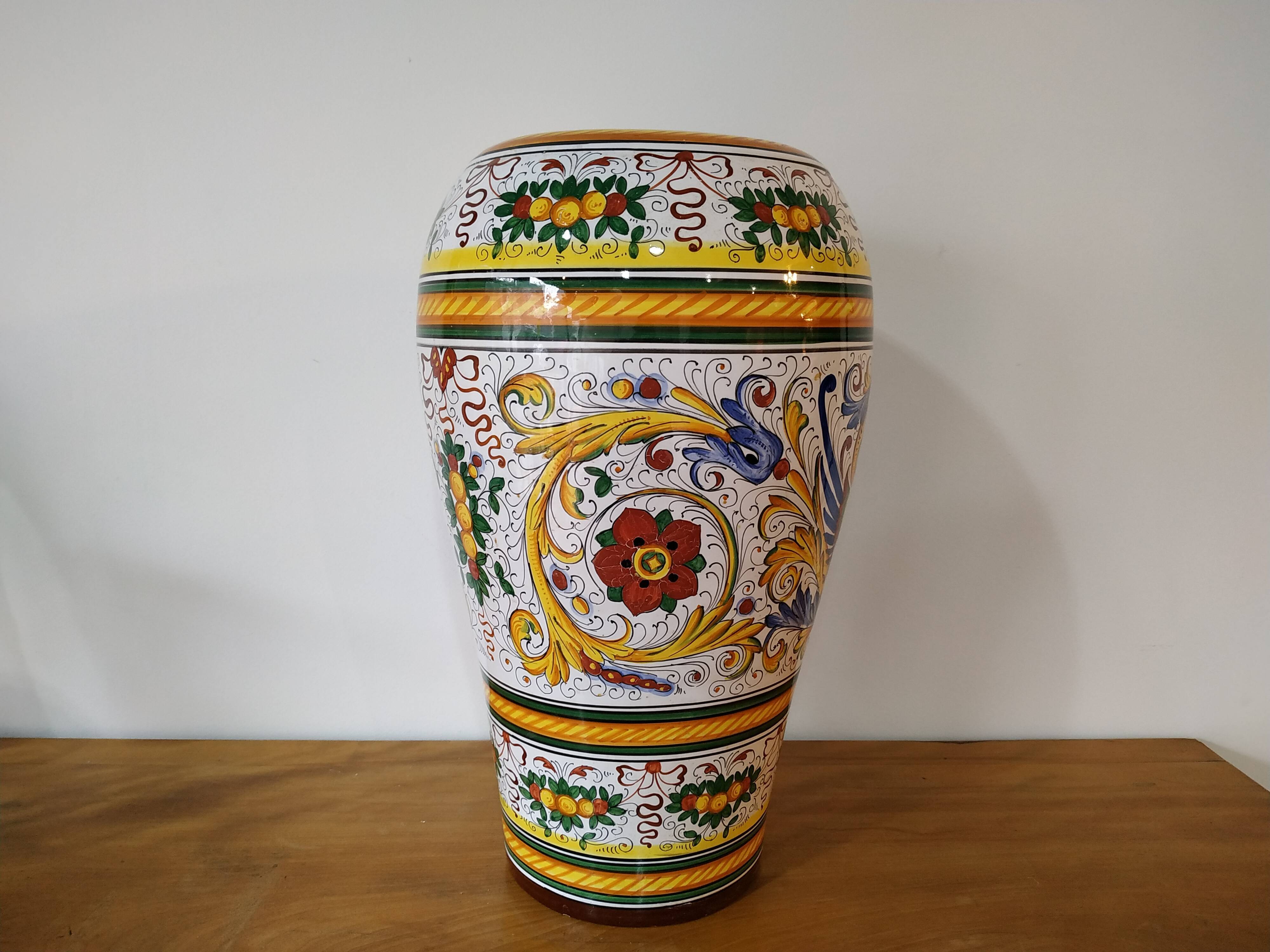 Vase in Italian majolica