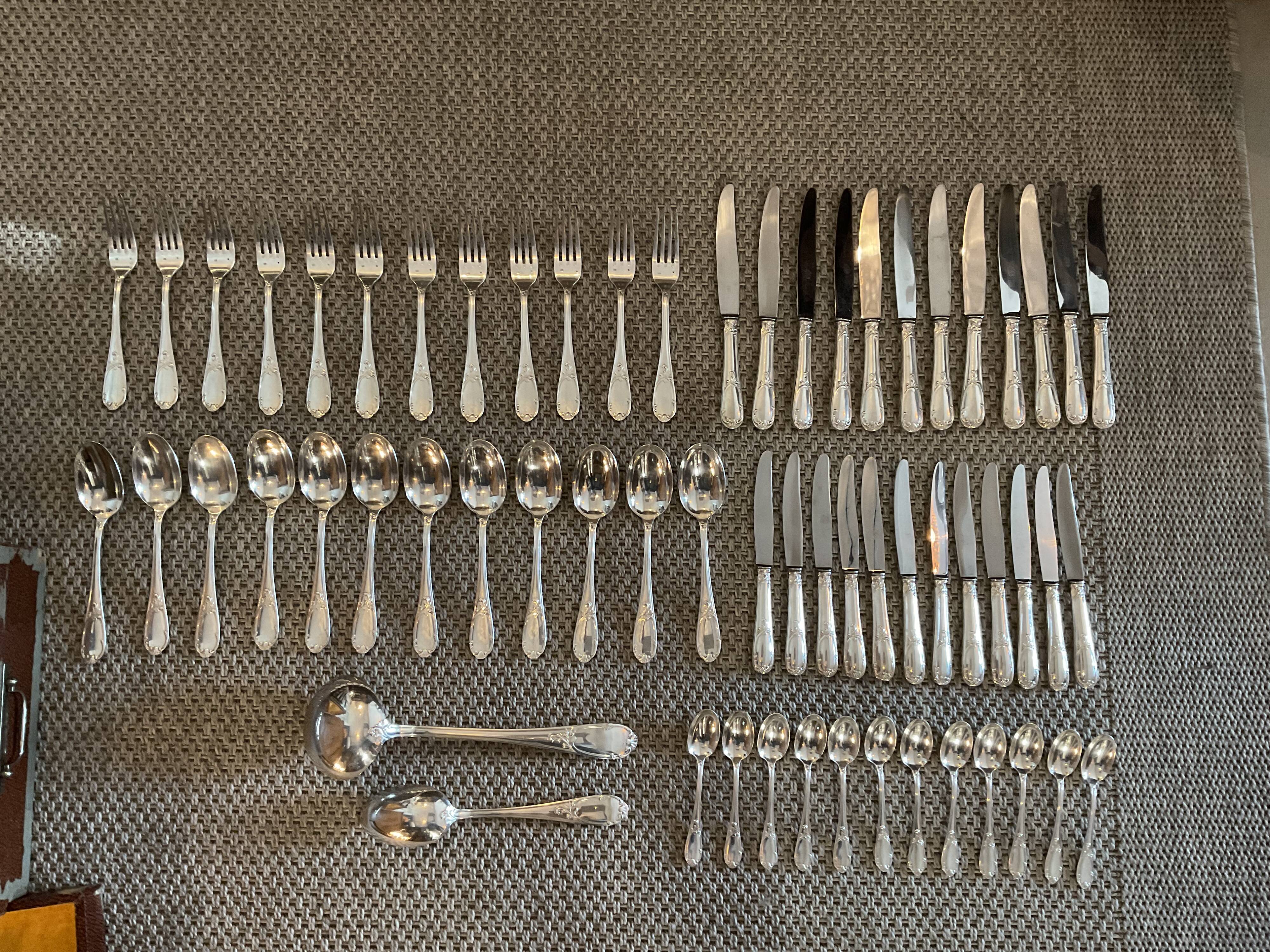 Cutlery set box on 2 levels.62 pieces.silver metal. N°4