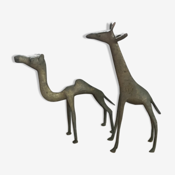 Girafe et dromadaire en metal