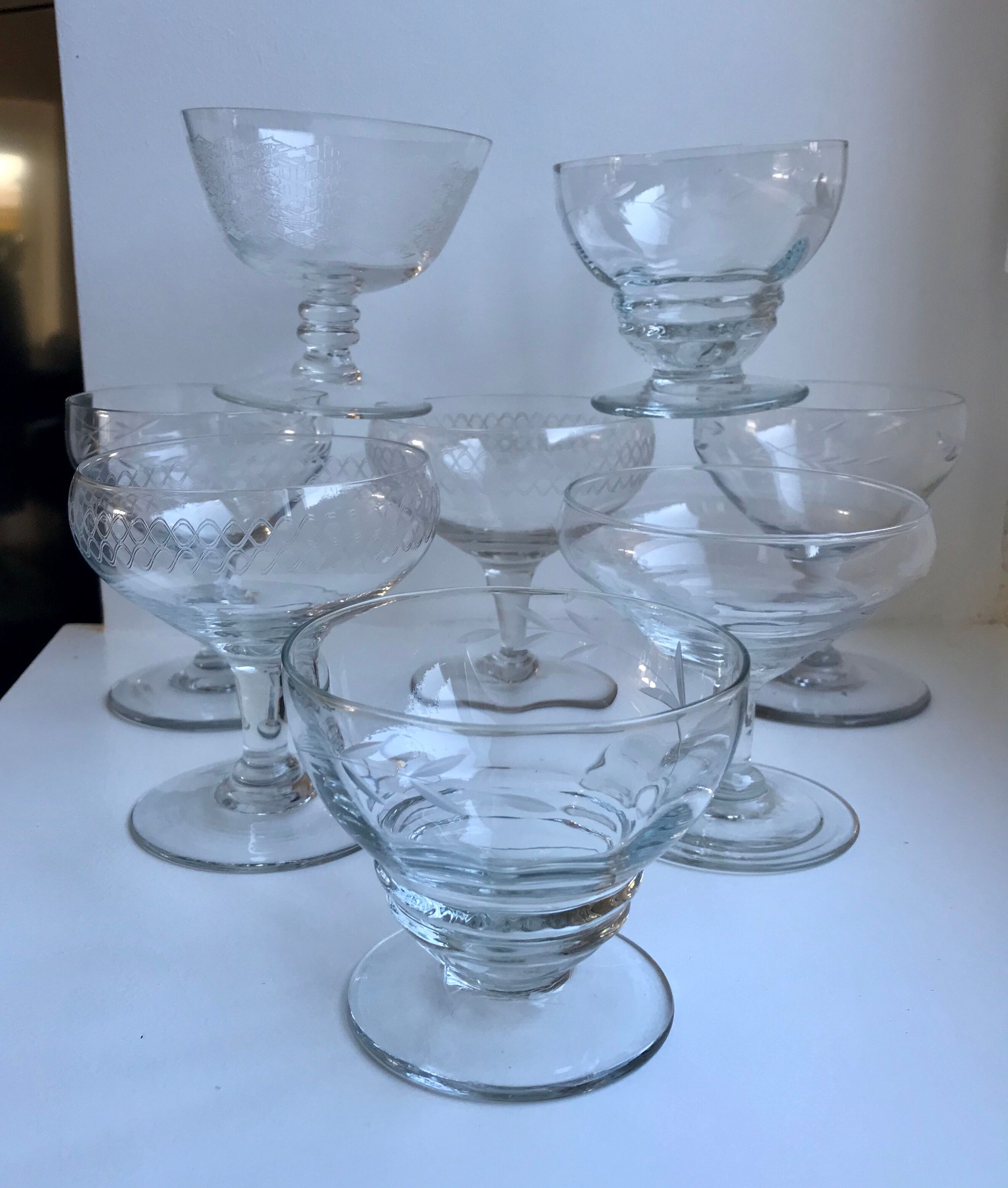 Set of 8 champagne glasses in crystal engraved 50s