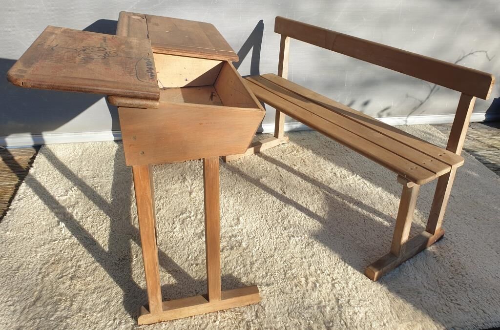 Bureau d'écolier pupitre double et son banc graffitis
