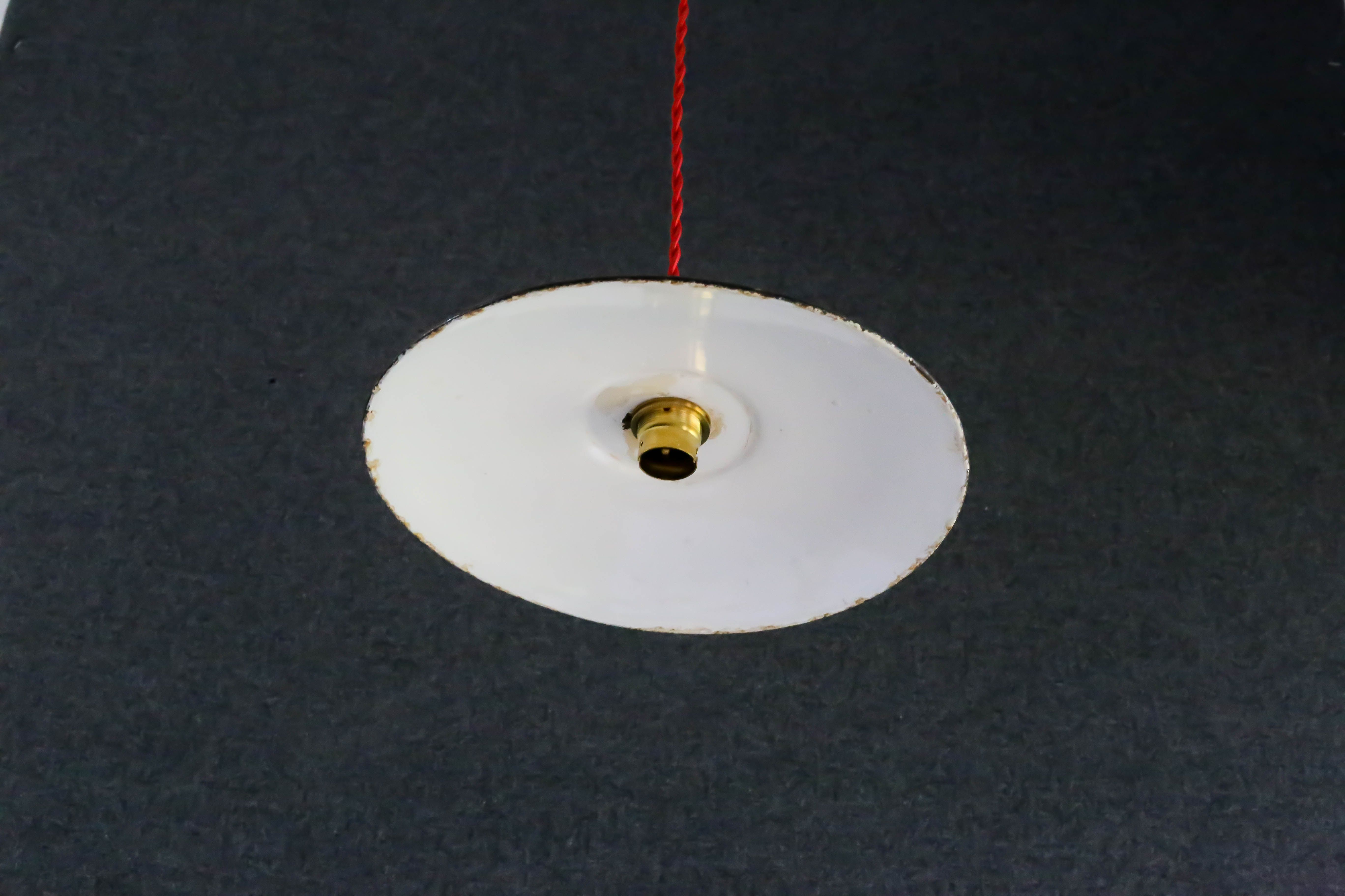 Exterior black enamelled sheet metal suspension delivered with a new socket and red cord