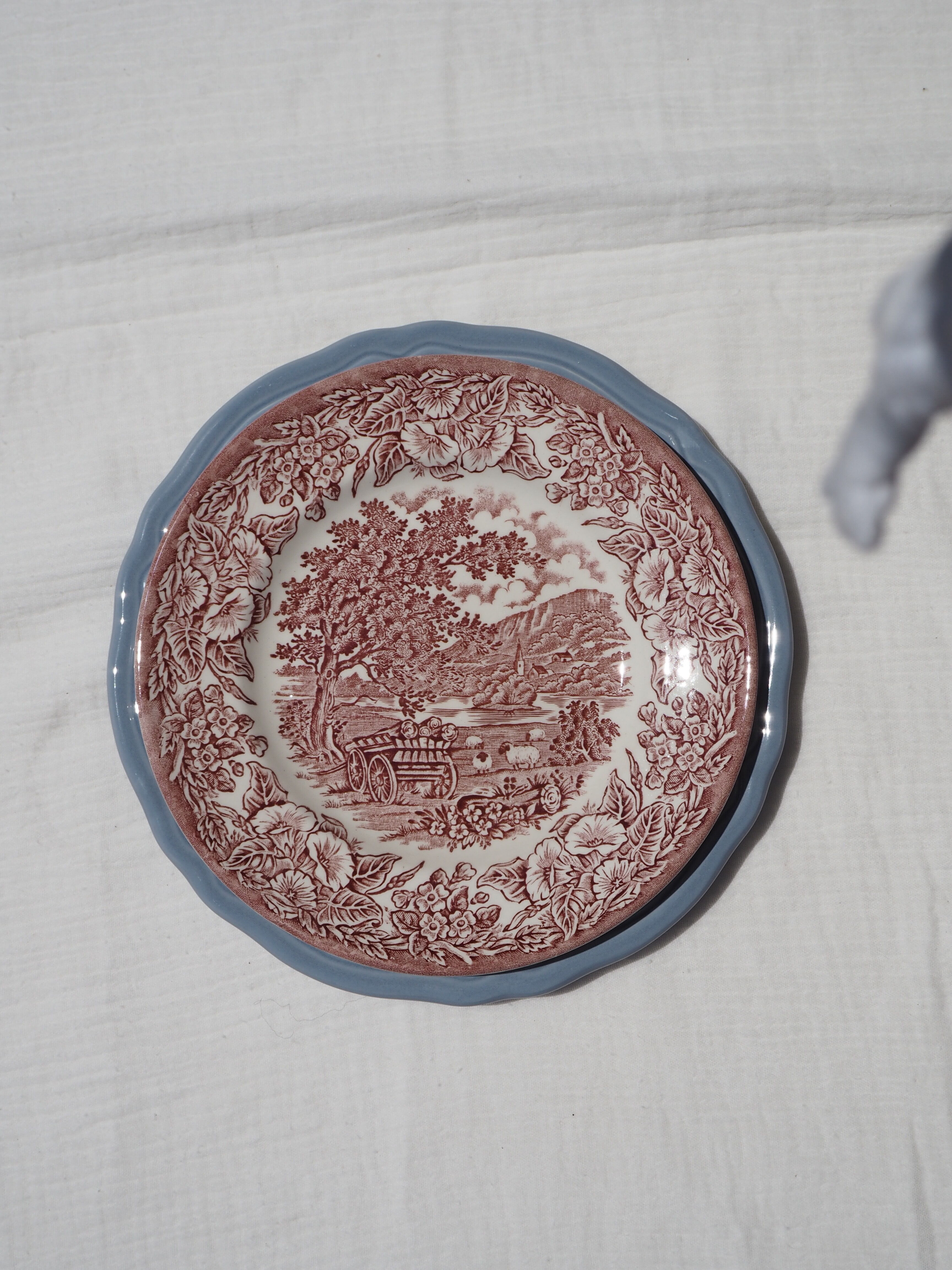 Set of 5 dessert plates with red English patterns