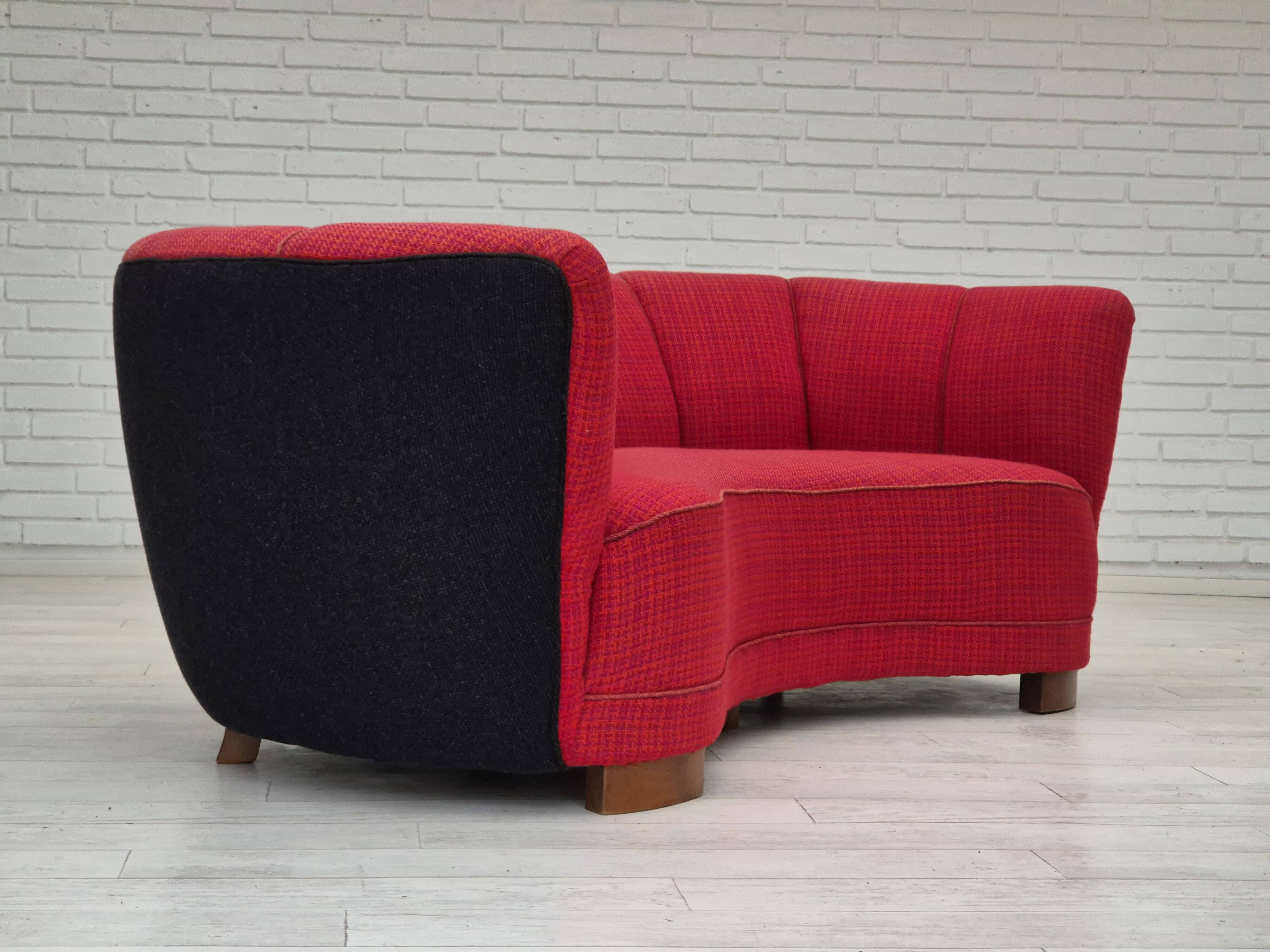 Années 1960, canapé danois 2 places "Banana", meuble en laine, bois de hêtre.