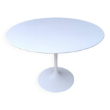 Knoll table by Eero Saarinen
