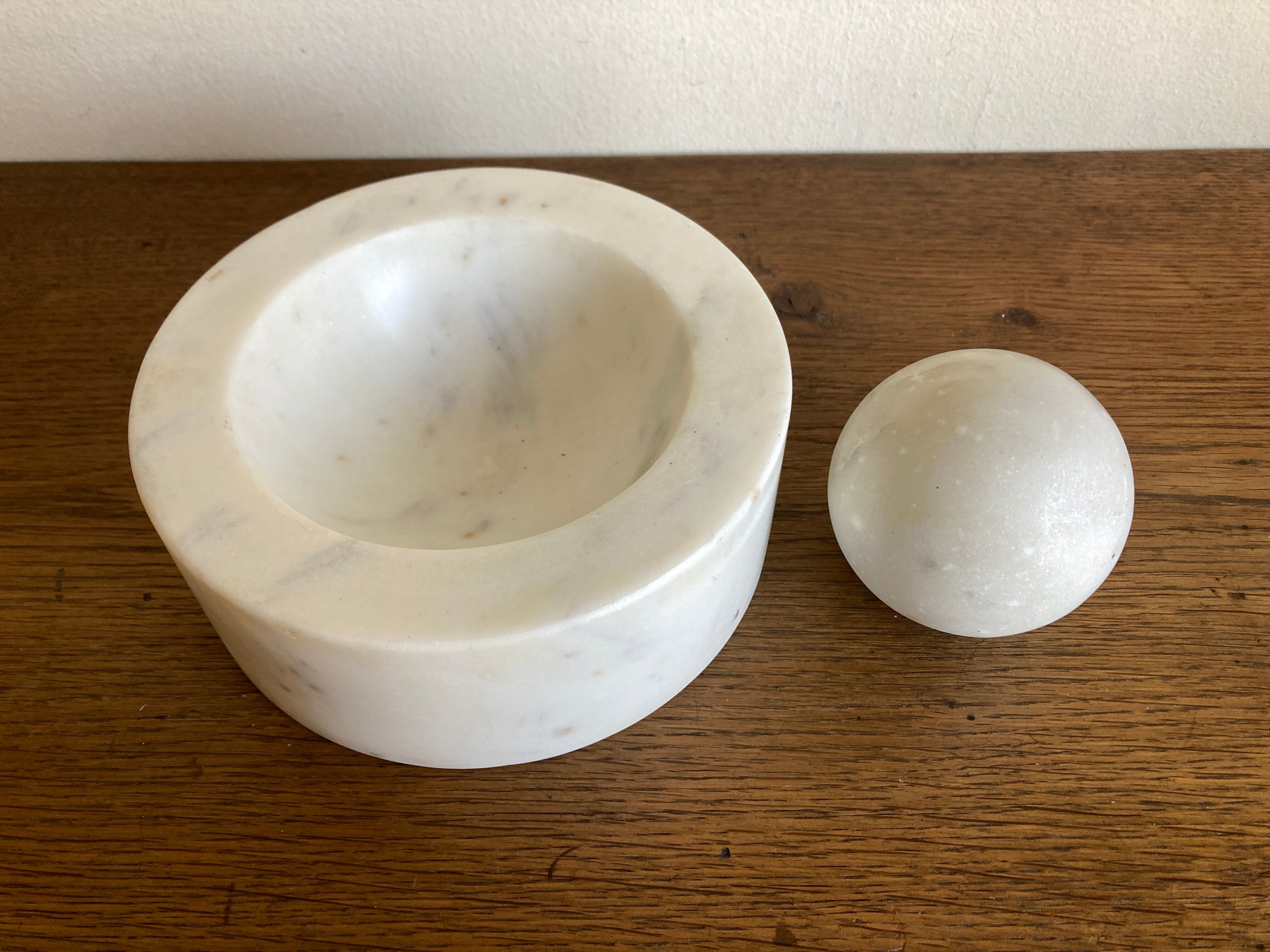 Space Age XXL ashtray in white marble, Italian design 1970.