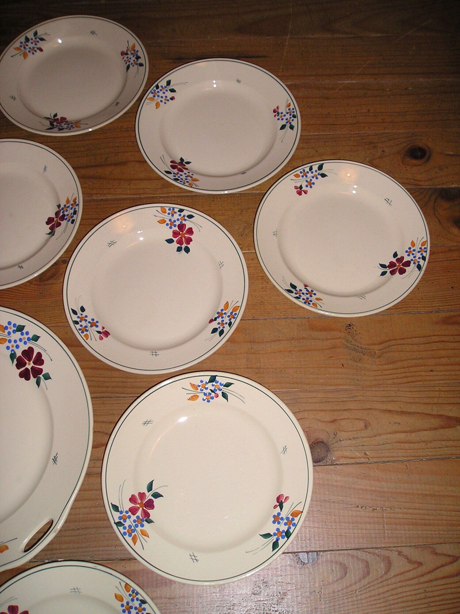 Service of 12 plates and plate with decoration of flowers Amandinoise St Amand
