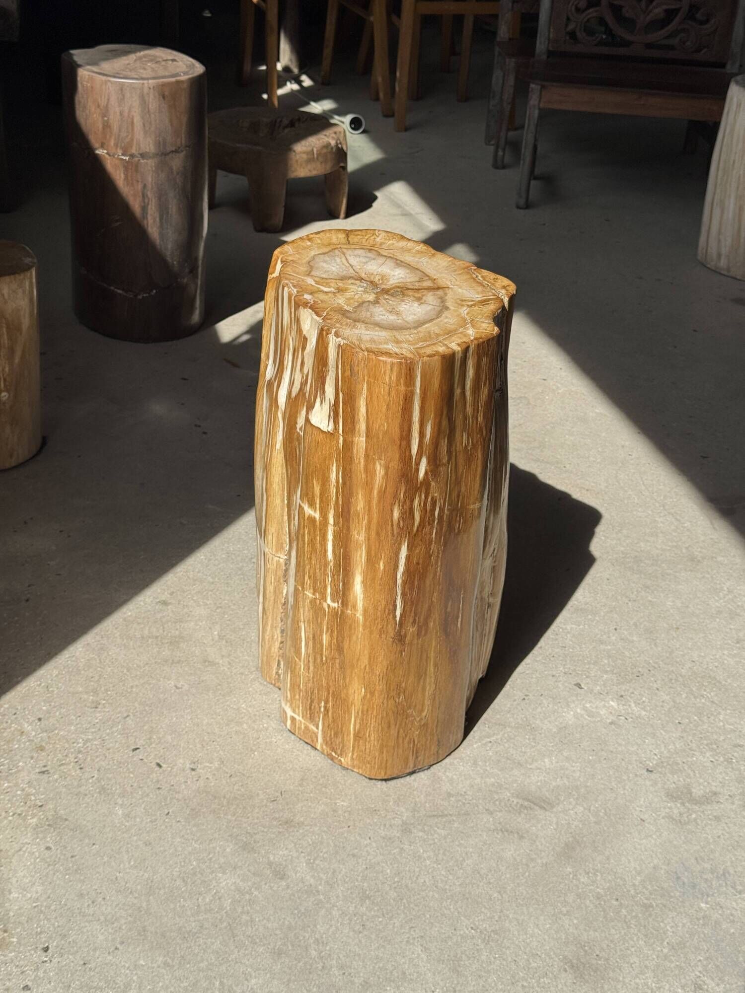 Table d'appoint en bois pétrifié orange doré et blanche ovale H46 D38 - 333