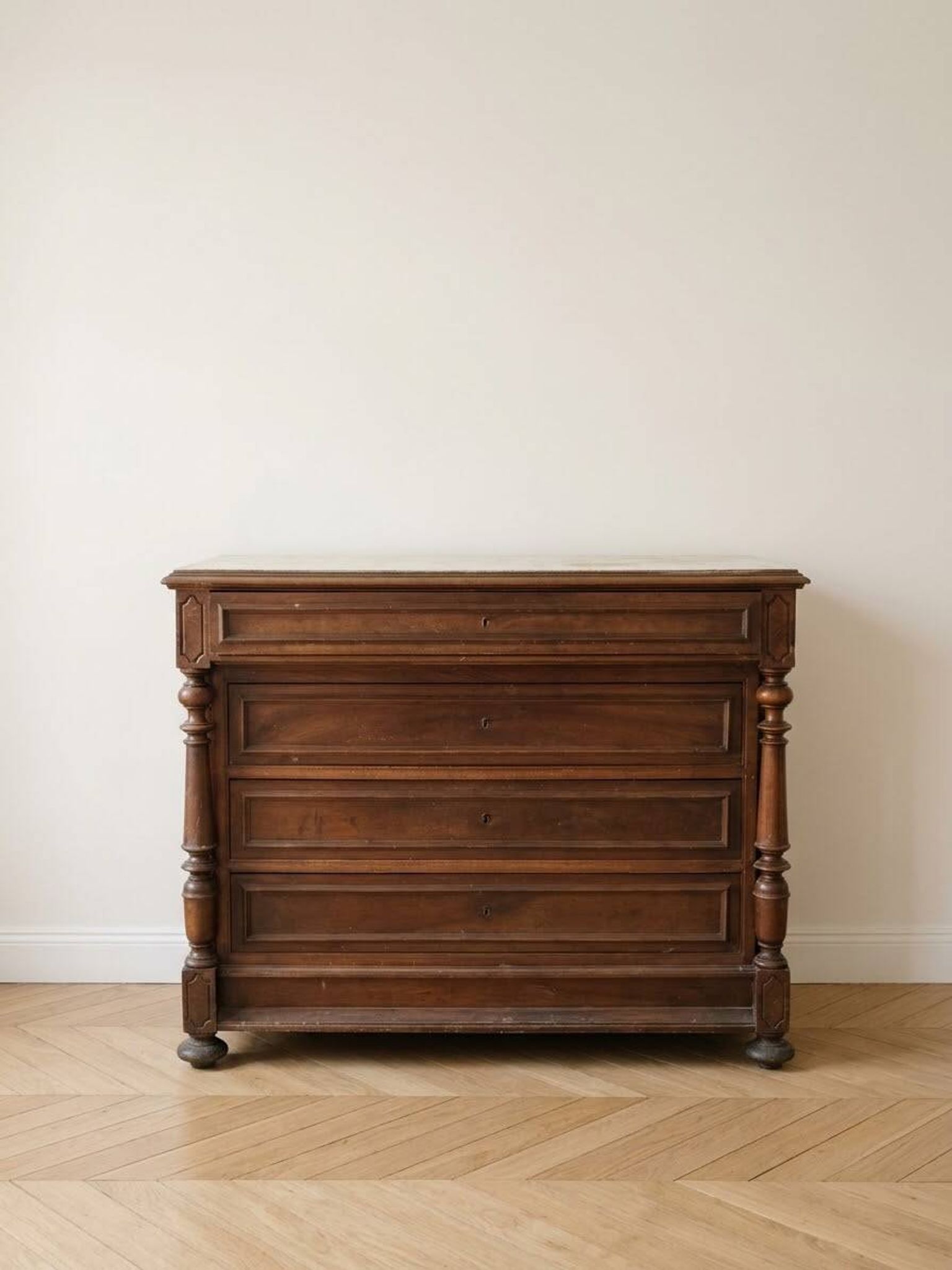 Antique wooden and white marble chest of drawers with 4 drawers.