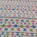 Tapis blanc à motifs berbères rose vert et bleu