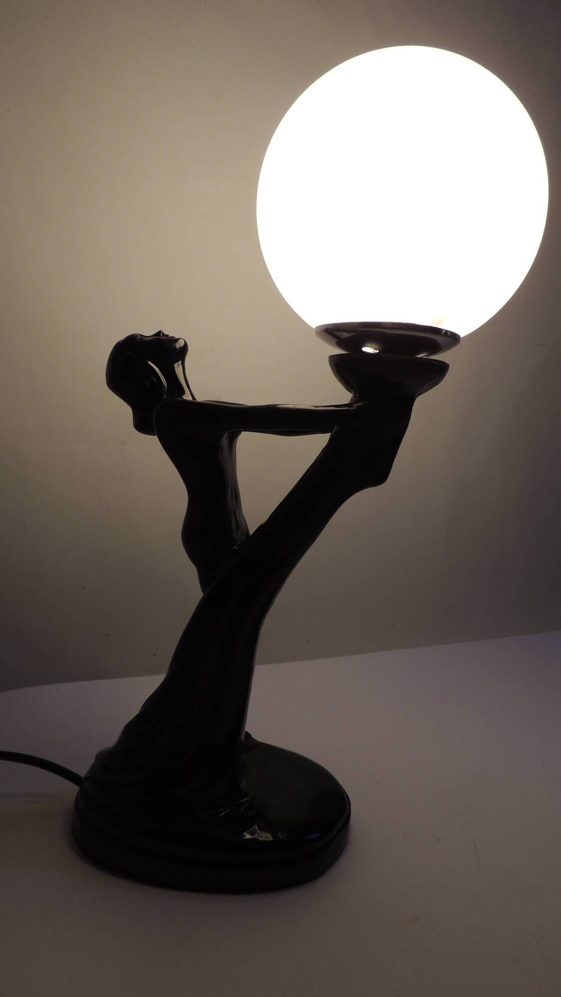 Art Deco lamp woman holding a luminous globe – Vintage resin lamp – L