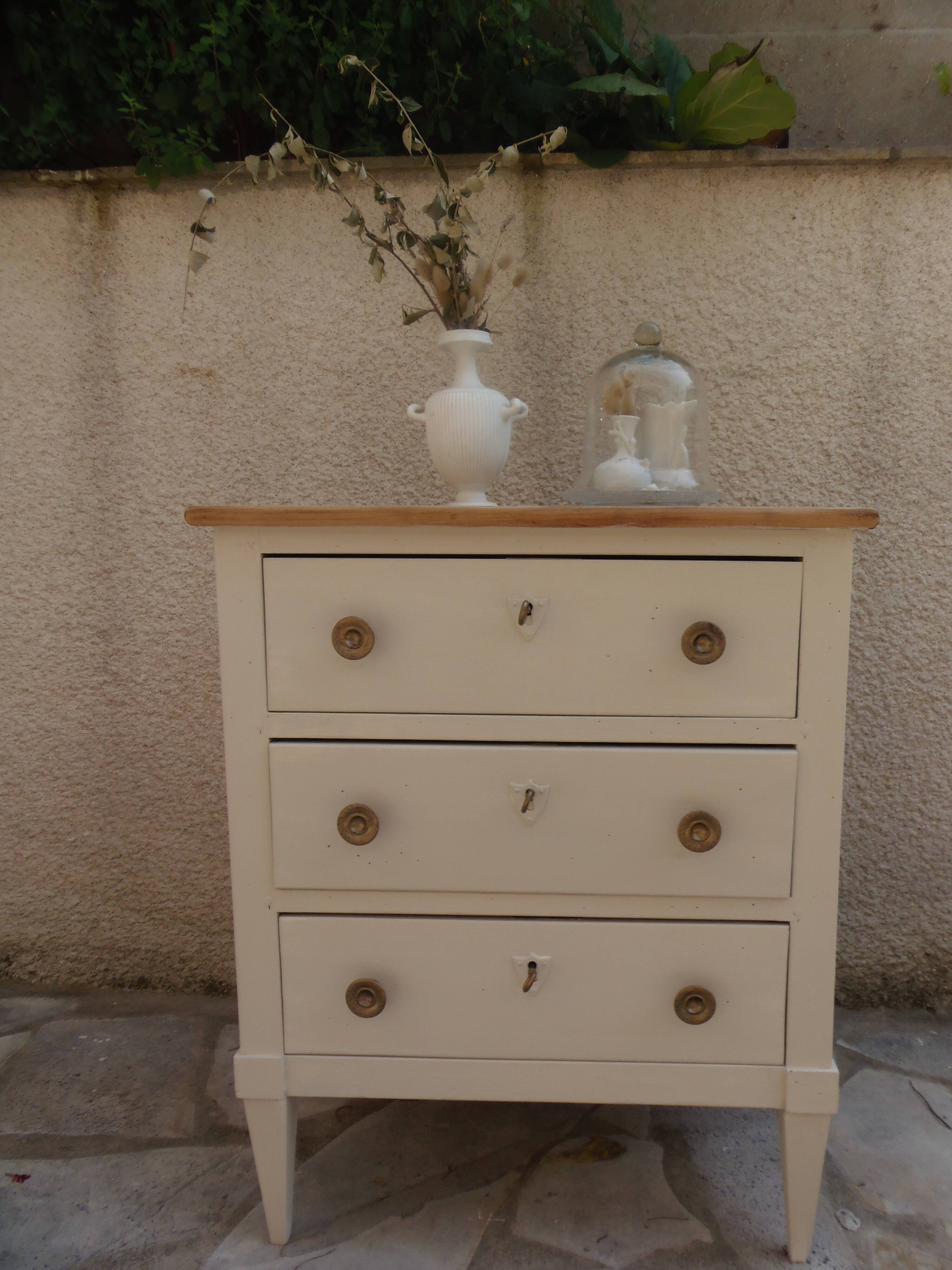 Petite commode classique sublimée en beige, plateau bois.