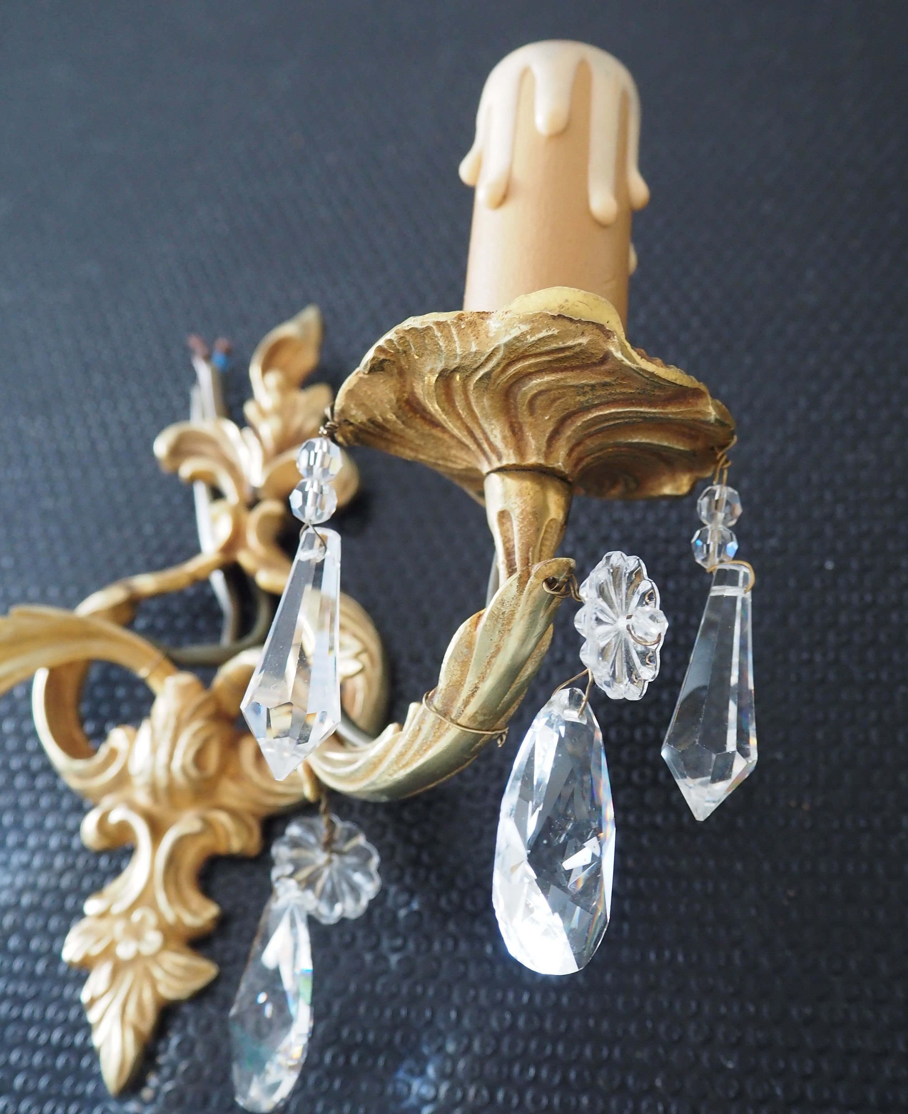 Pair of gilded bronze sconces and crystal pendants