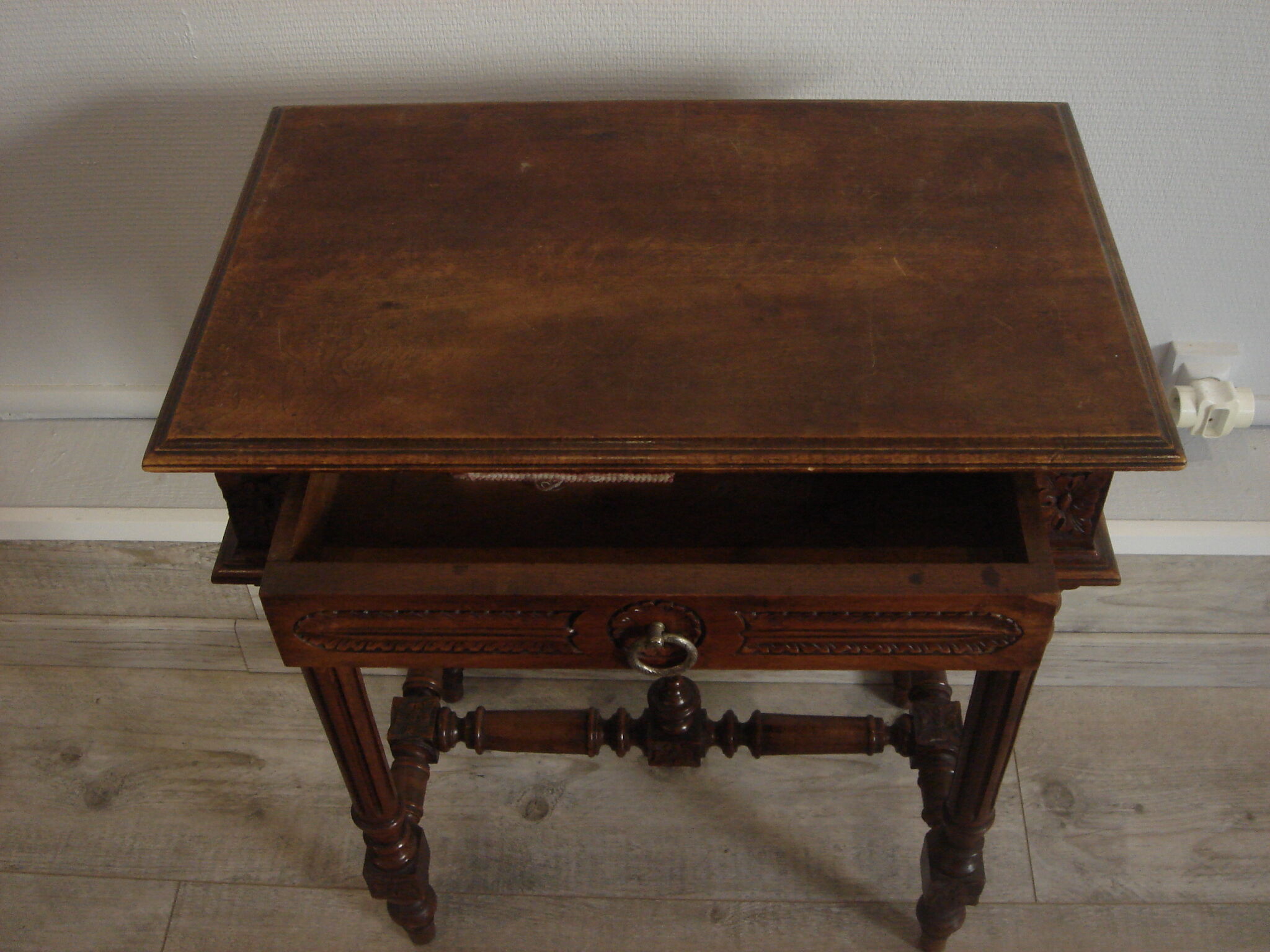 Classic style desk