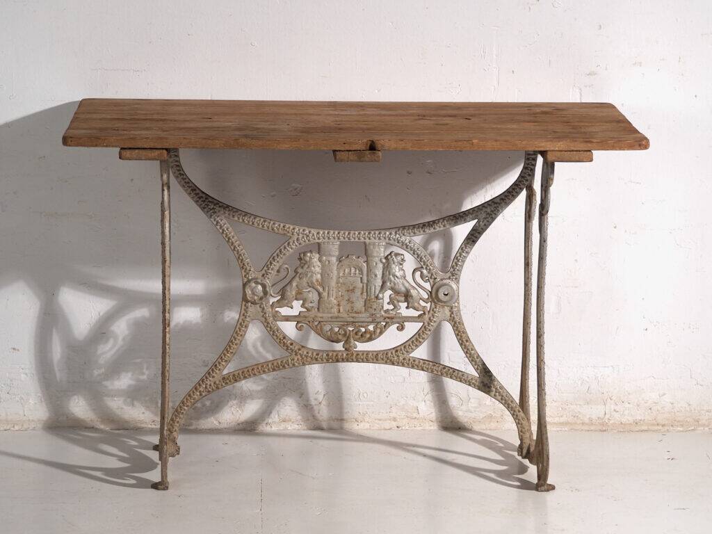 Table de jardin ancienne en fonte – Europe centrale, vers 1900