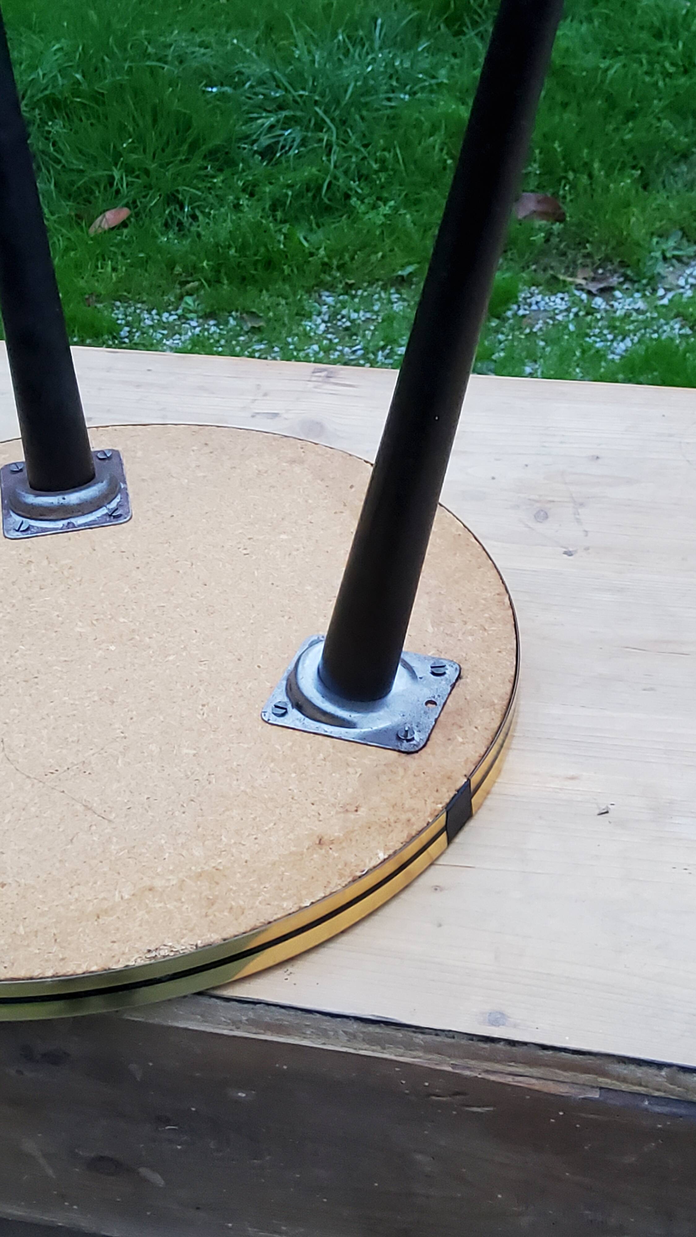 Table d’appoint vintage des années 60 piètement tripode bois noirci plateau formica blanc