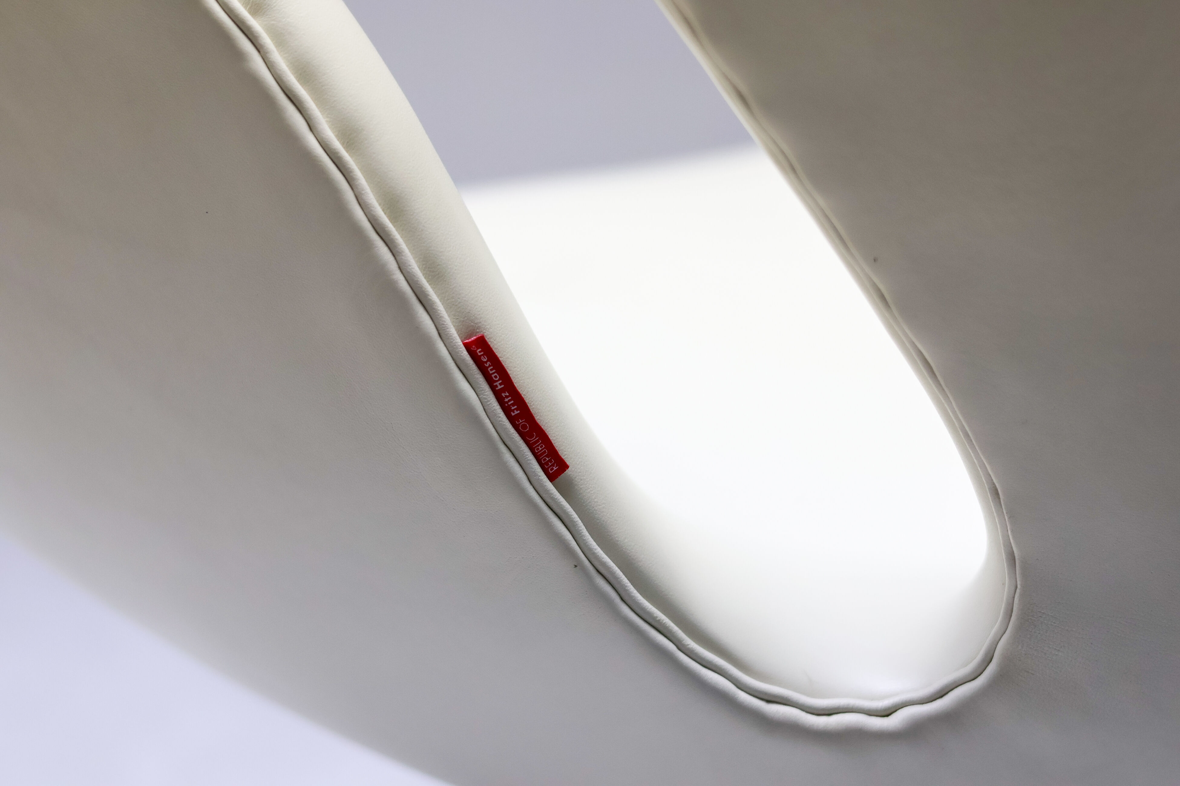 Arne Jacobsen – Swan Chair 50th Anniversary, champagne, limited edition, 2008