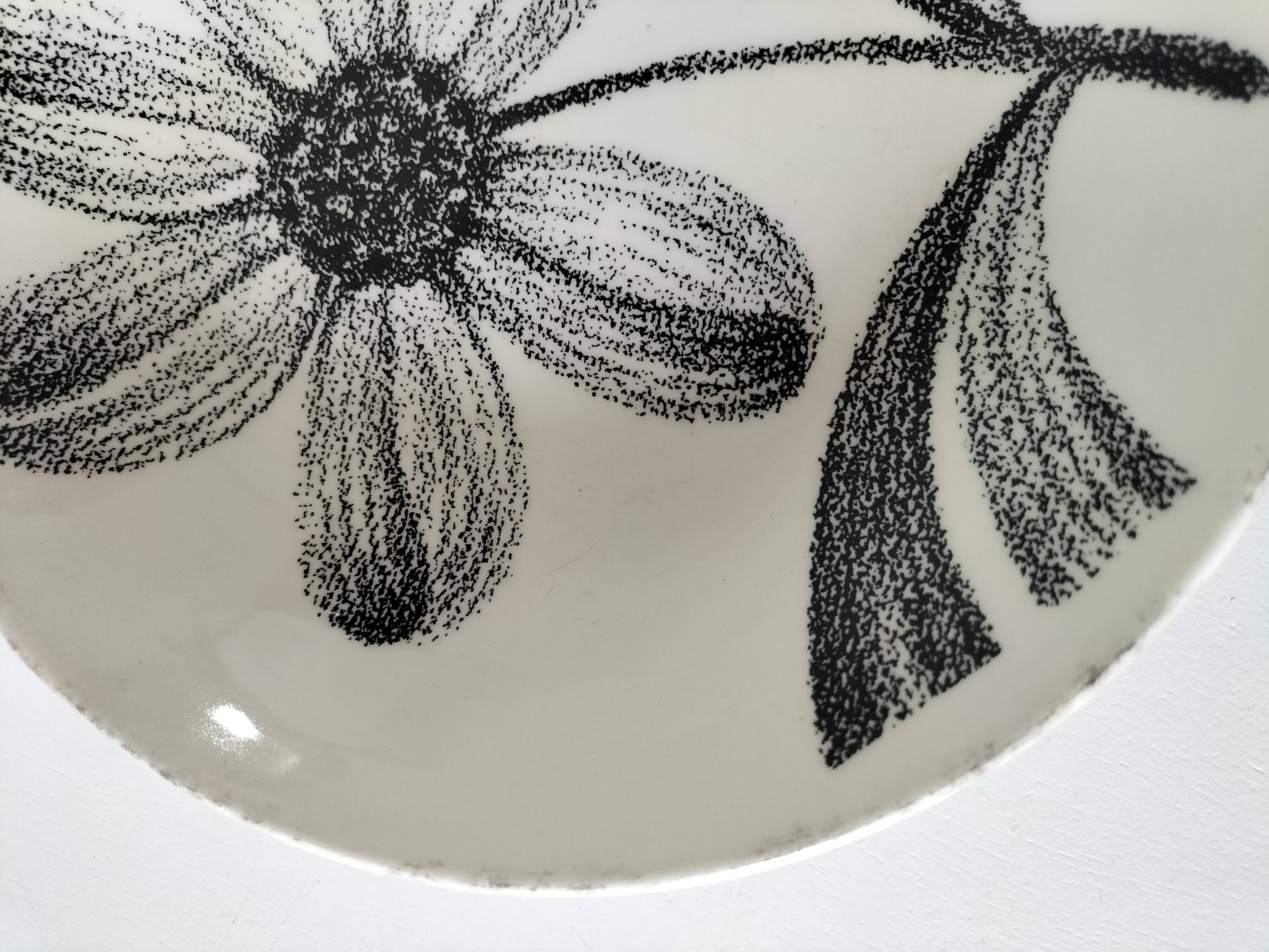 Graphic flower black & white deep plate Gien