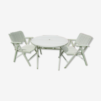 Table and 2 folding garden chairs
