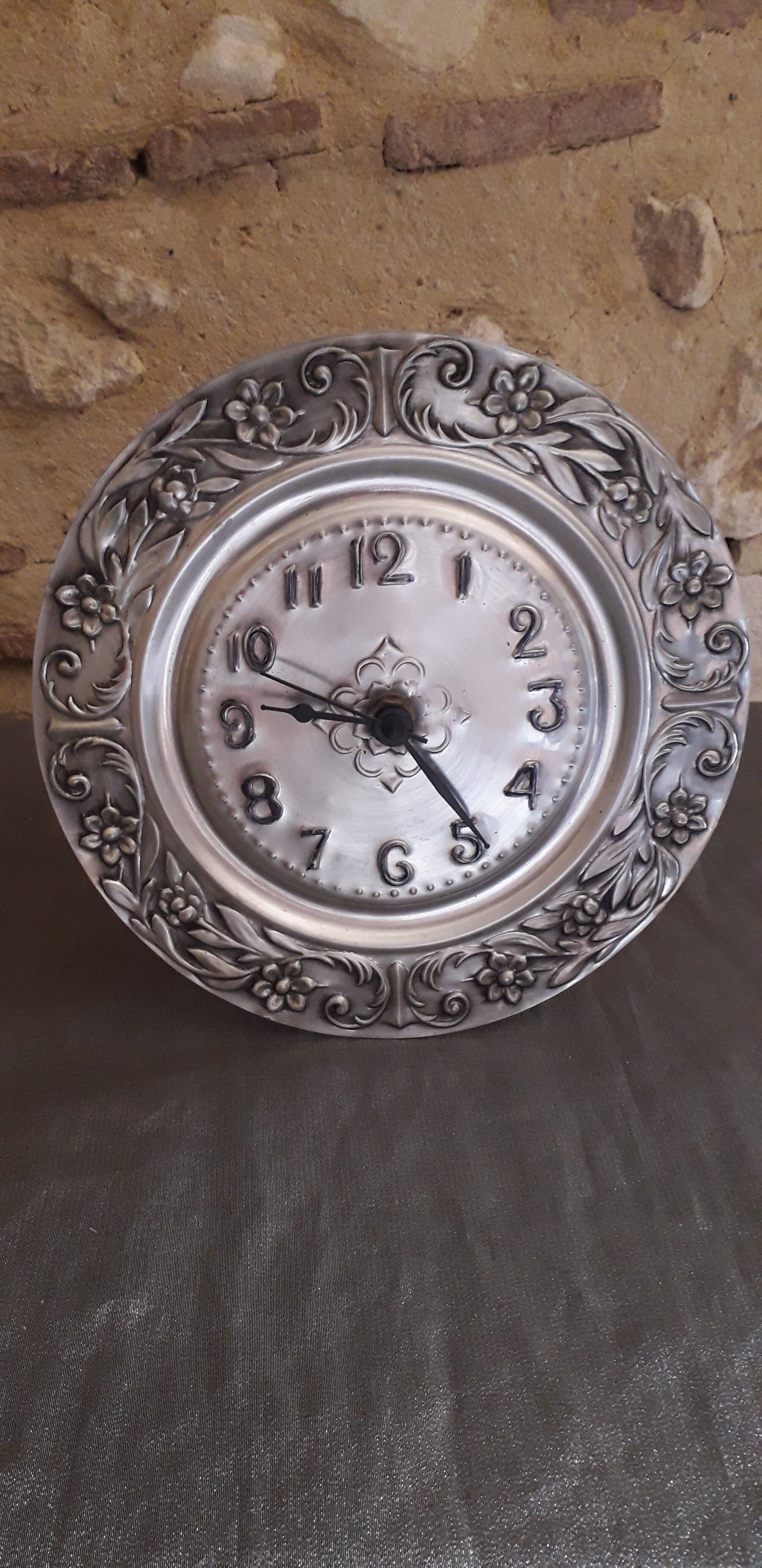 Repelled pewter wall clock floral decoration