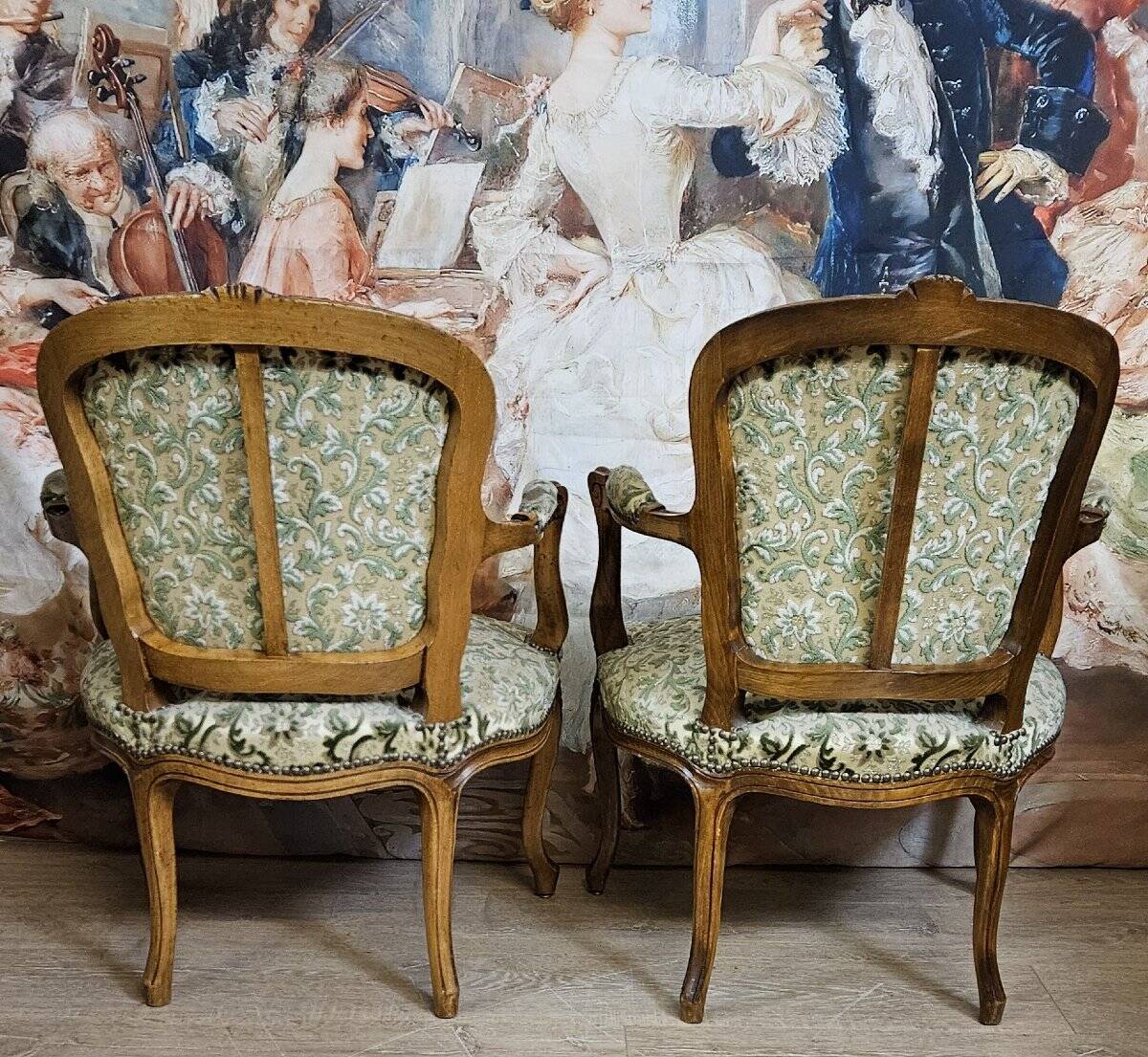 Paire de fauteuils style Louis XV, en bois massif finement sculpté