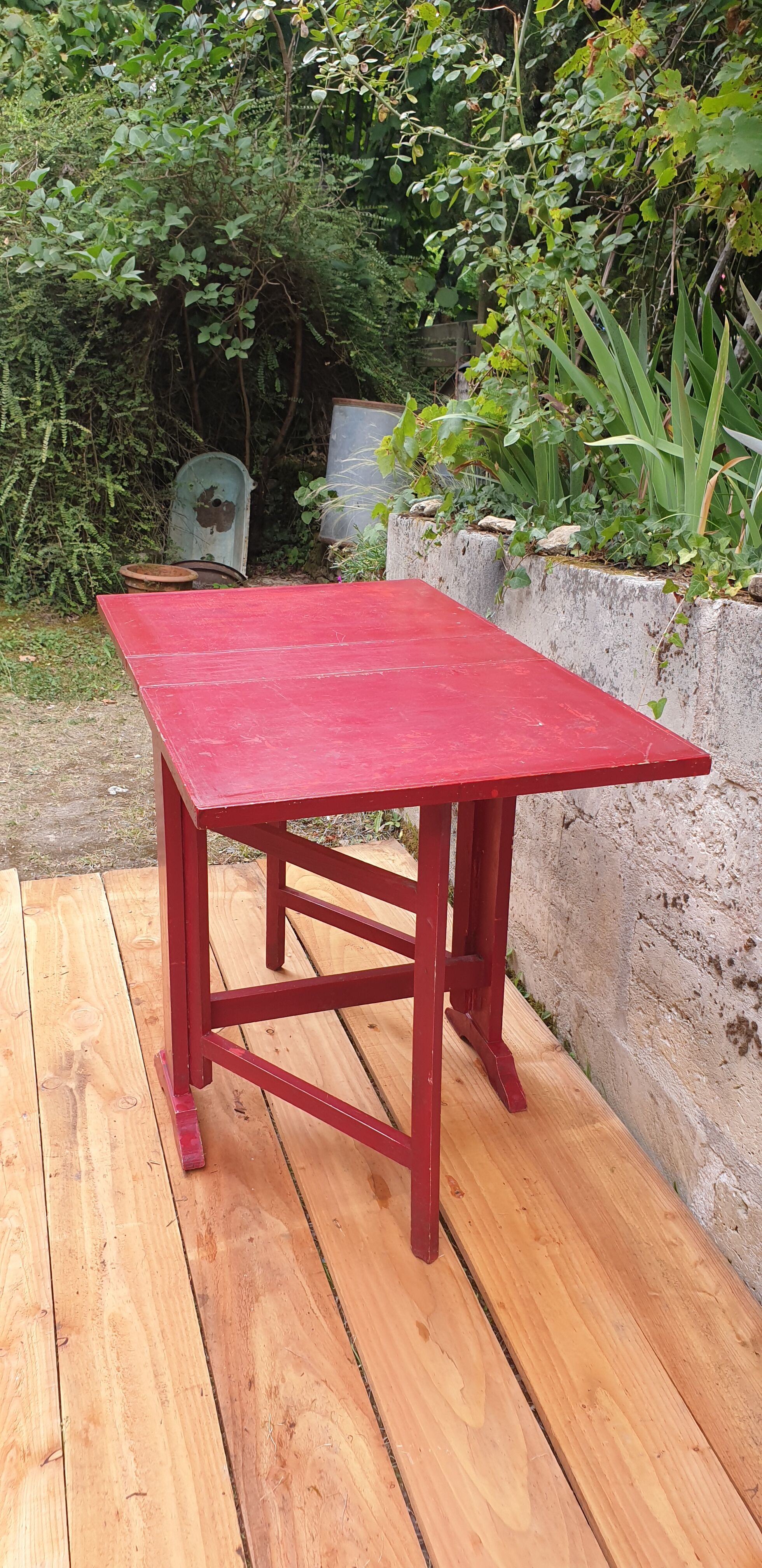 Red retractable table