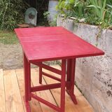 Red retractable table