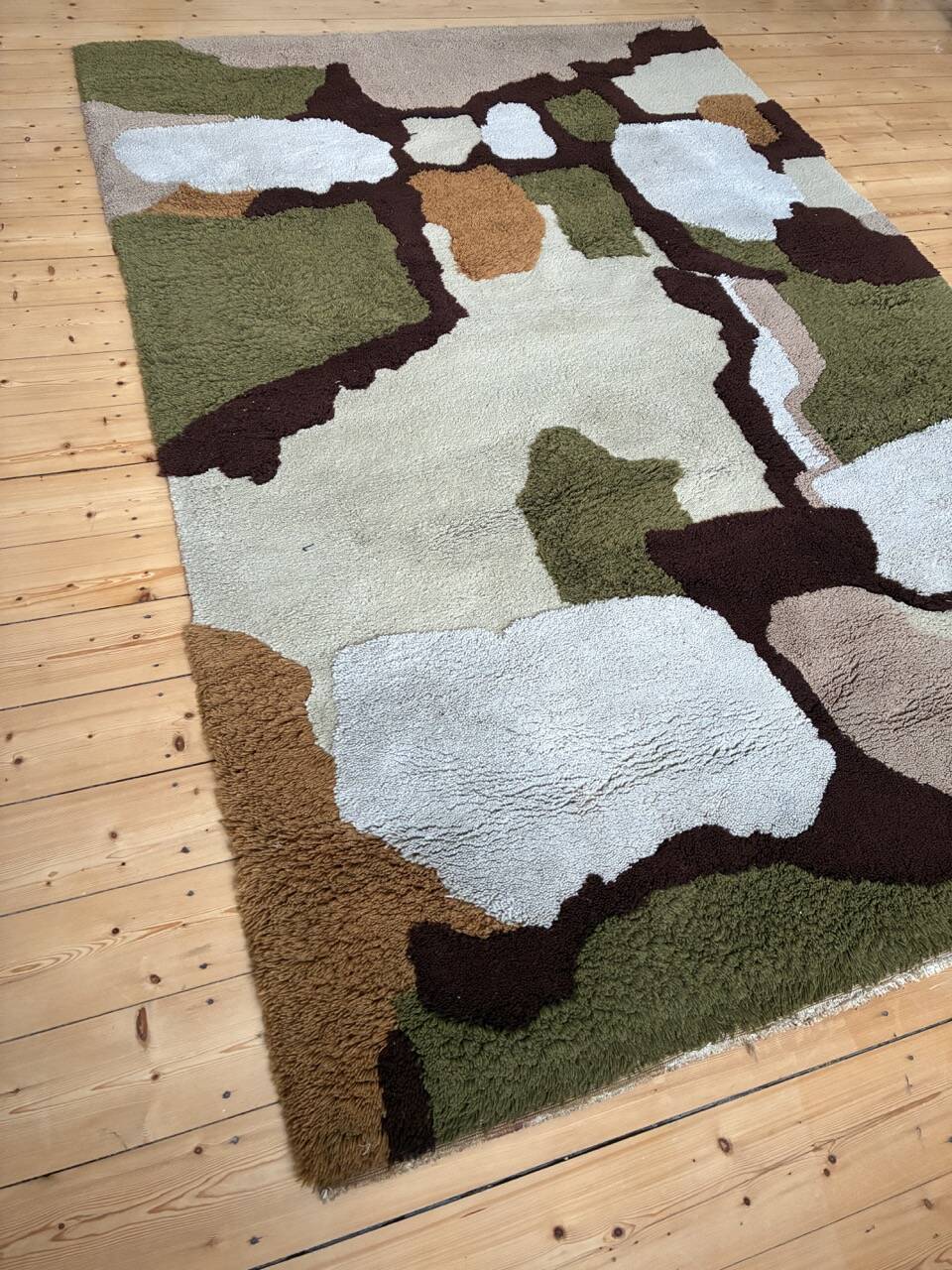 Zirrus rug with 1970s camouflage patterns