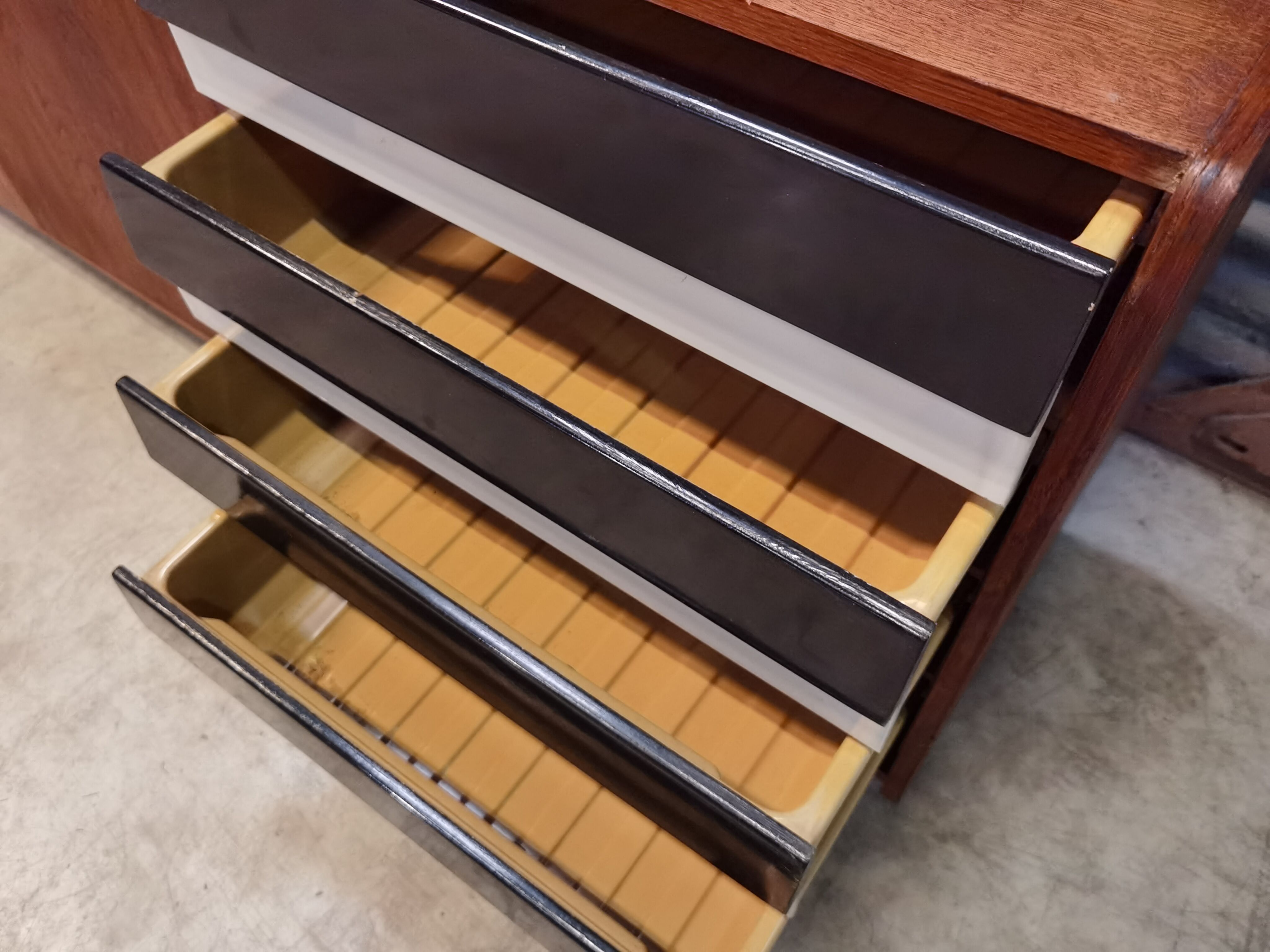 Enfilade U-460 de Jiri Jiroutek par Interier Praha