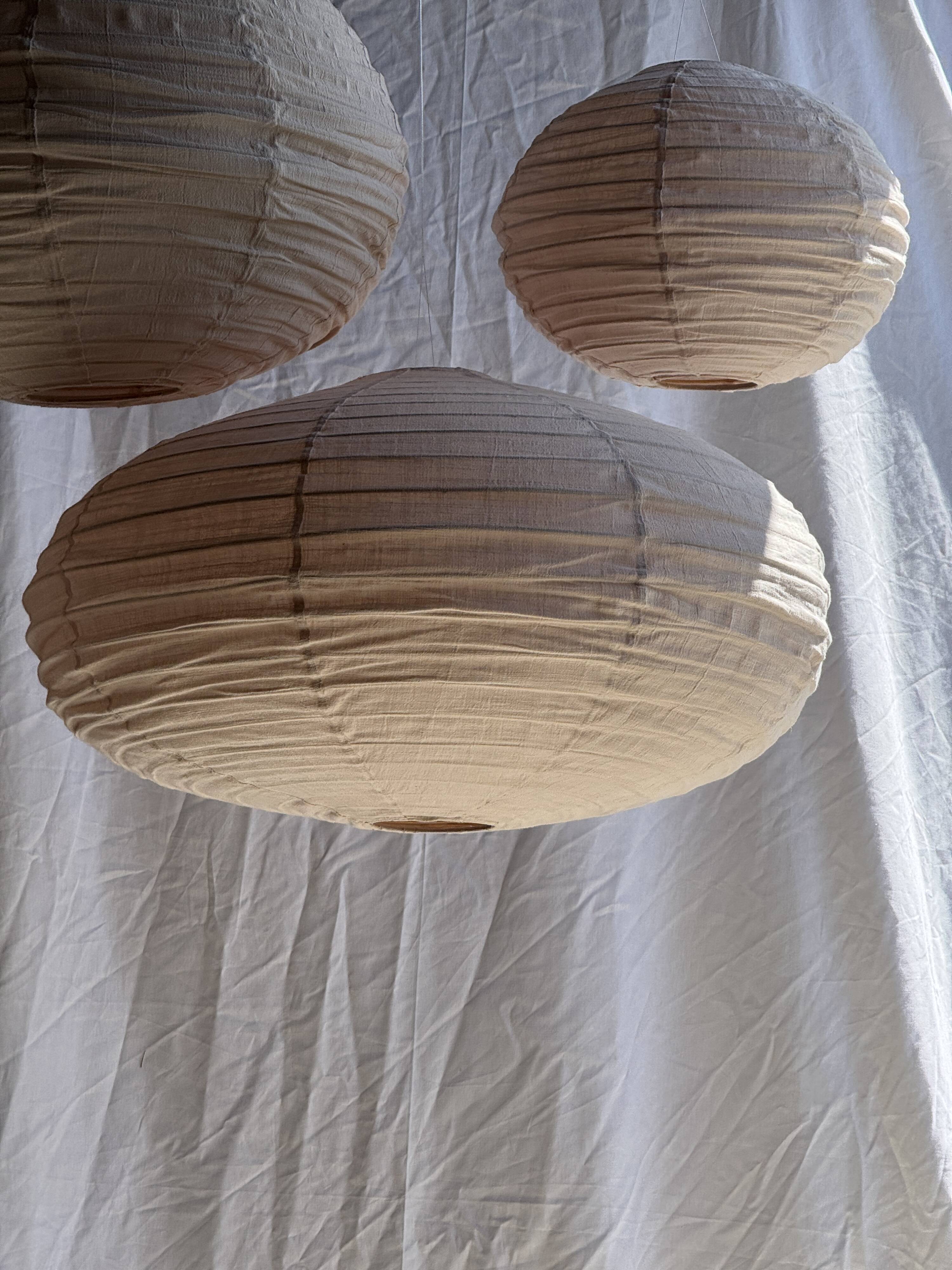 Grande suspension en rotin et lin naturel japonisante ovale aplatie rosée