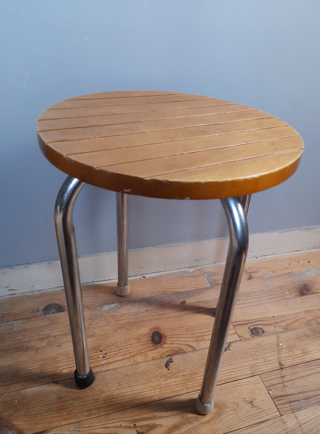 Tabouret 4 pieds tubulaire  assise bois strié, vintage