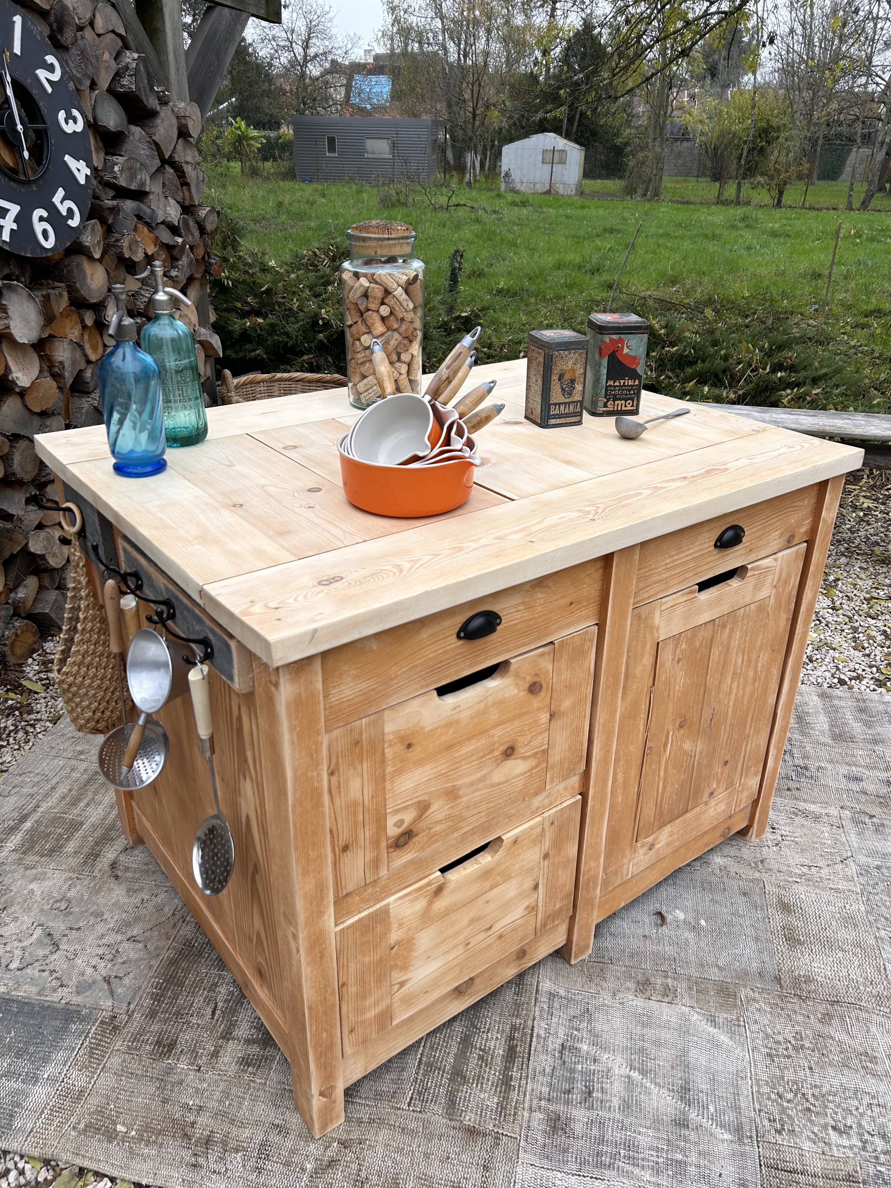 Central island / Saucepan storage unit