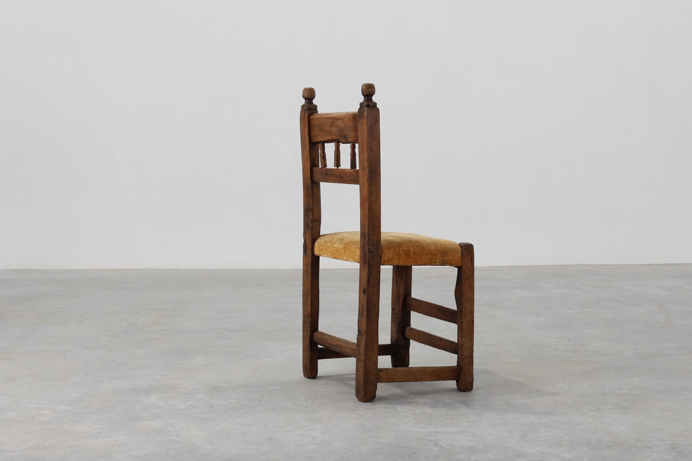 Chaise d'appoint espagnole en chêne sculpté et assise en velours, XIXe siècle