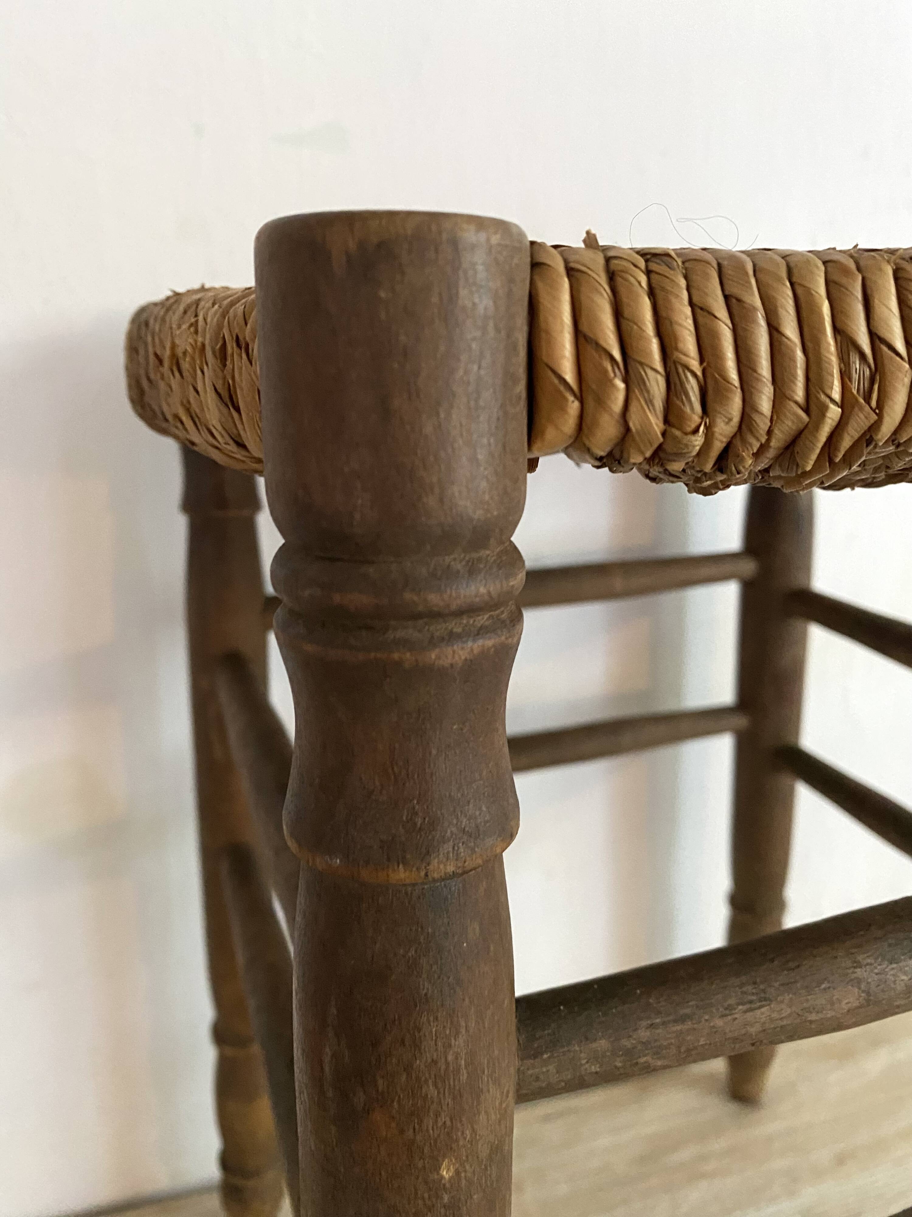 Country stool in wood and straw