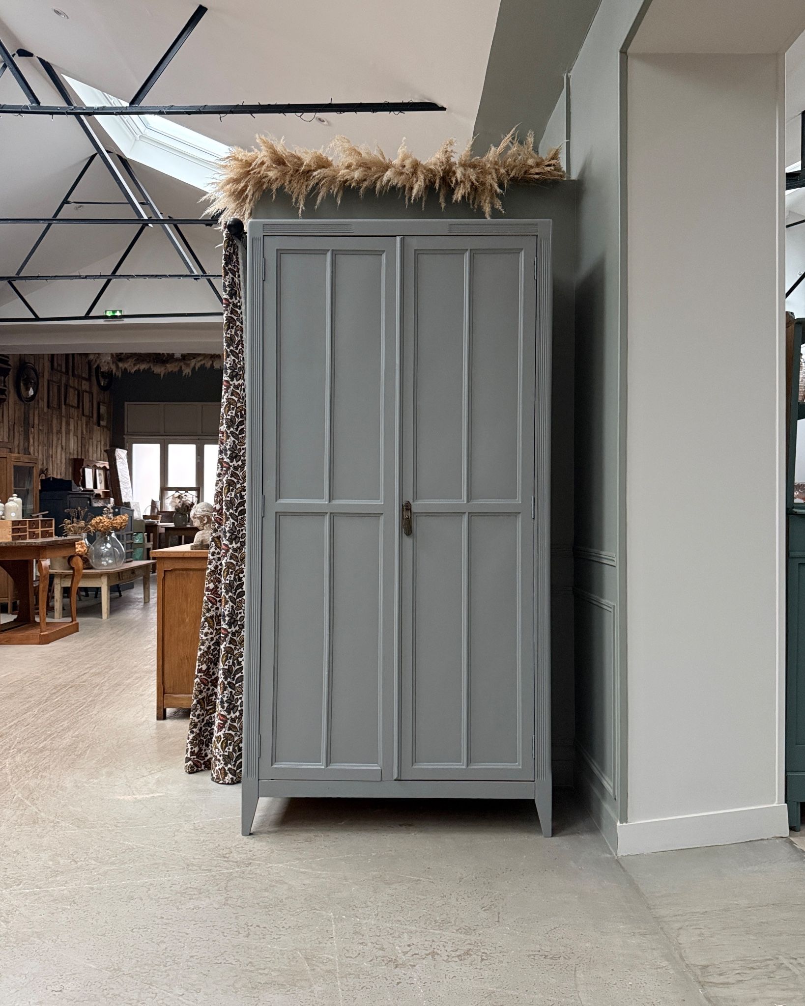 Armoire parisienne grise (rénovée)