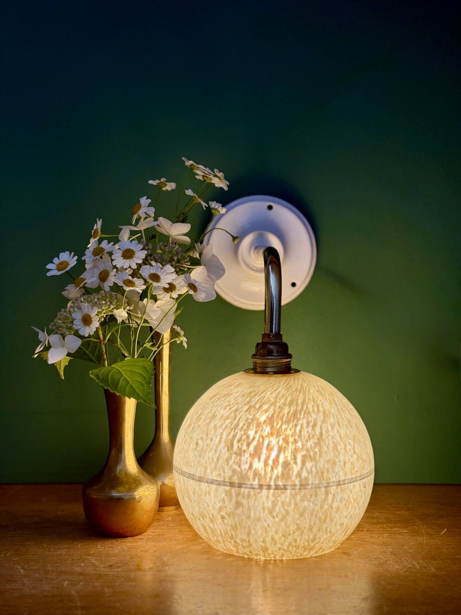Applique coudée globe vintage en verre de Clichy jaune et argenté